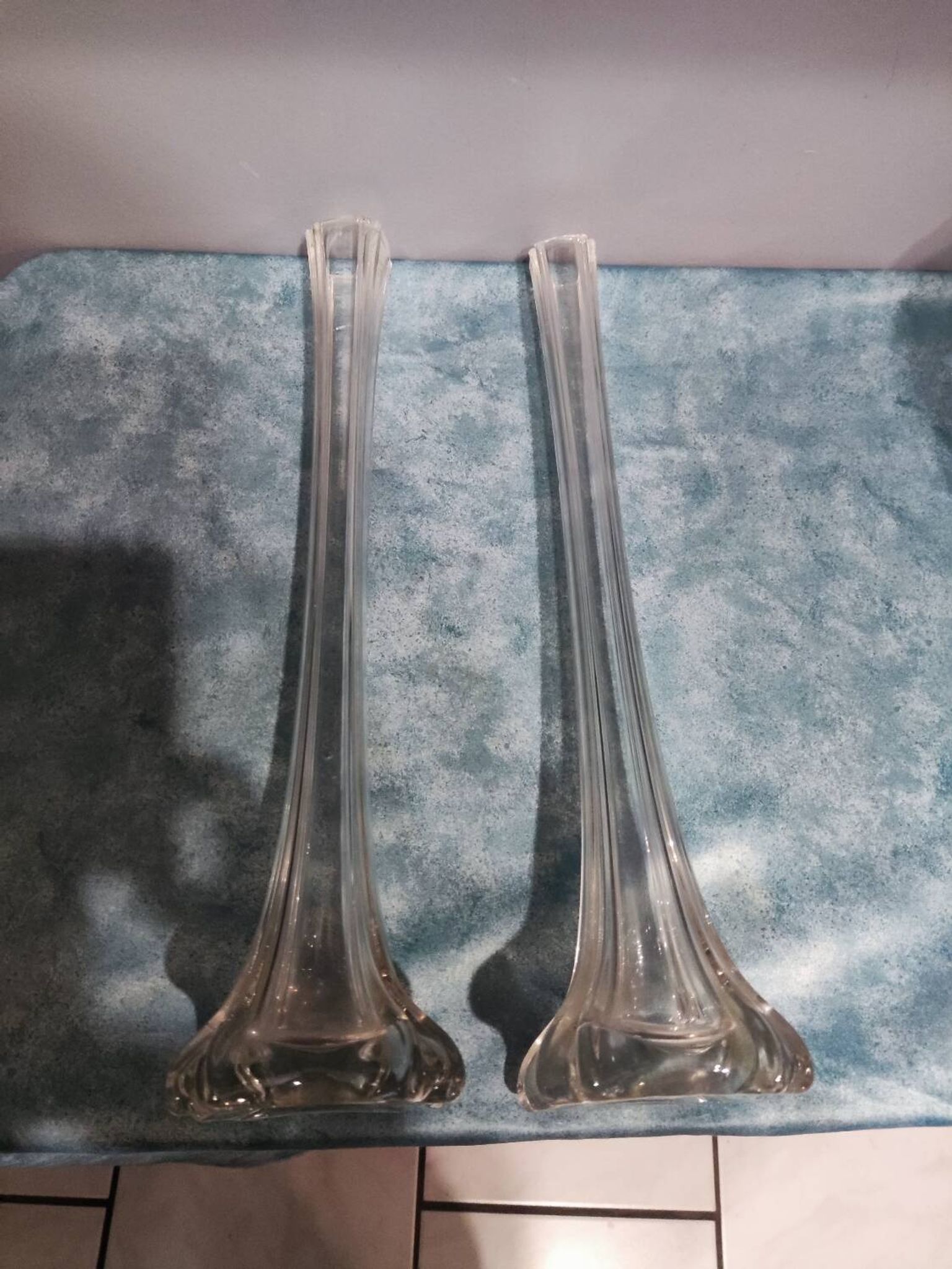 Paire de vases soliflores en verre ciselé vintage