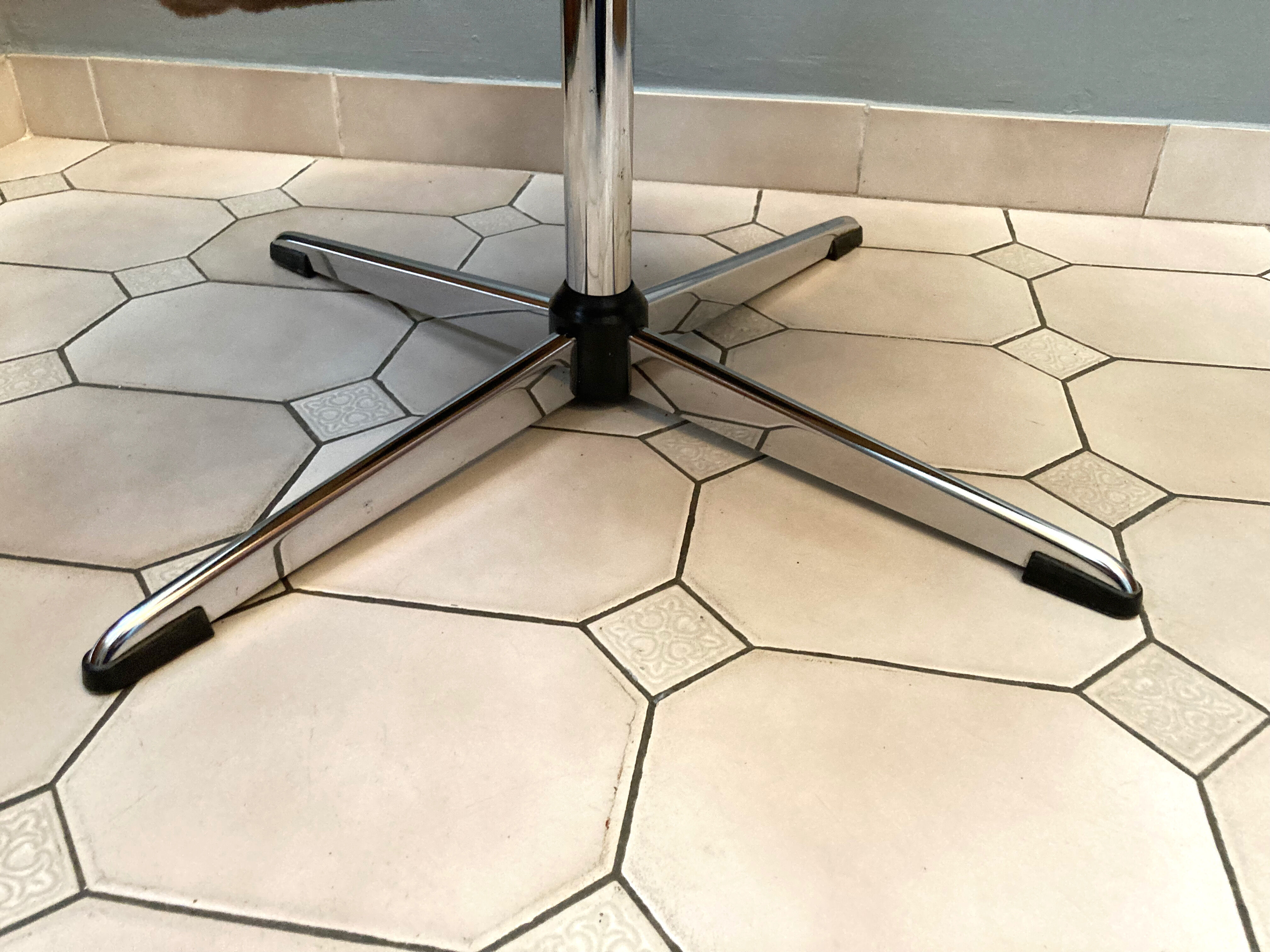 Ottoman vintage chrome and carpet