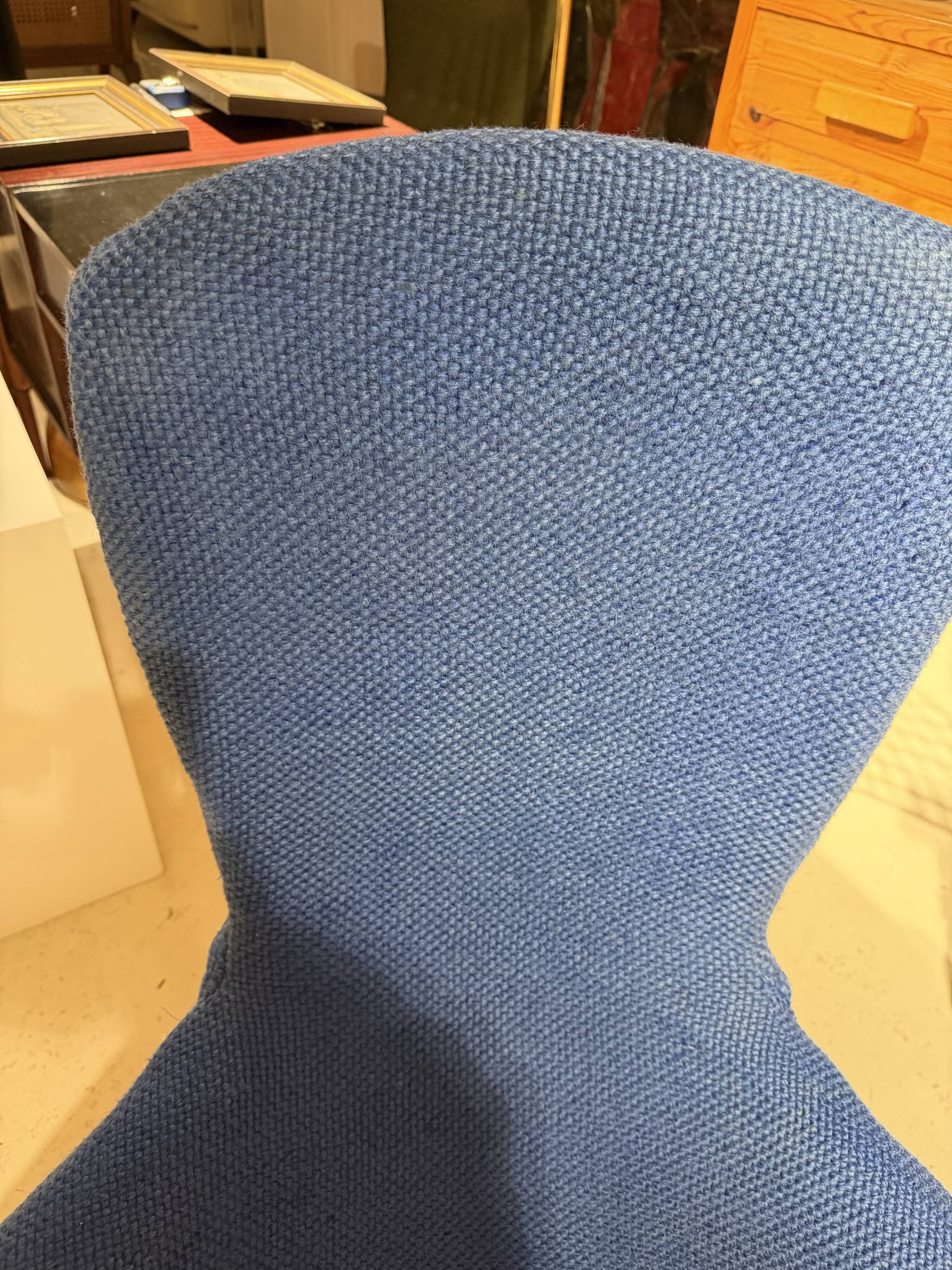Pair of Bird chairs by Harry Bertoia, vintage editions by Knoll.