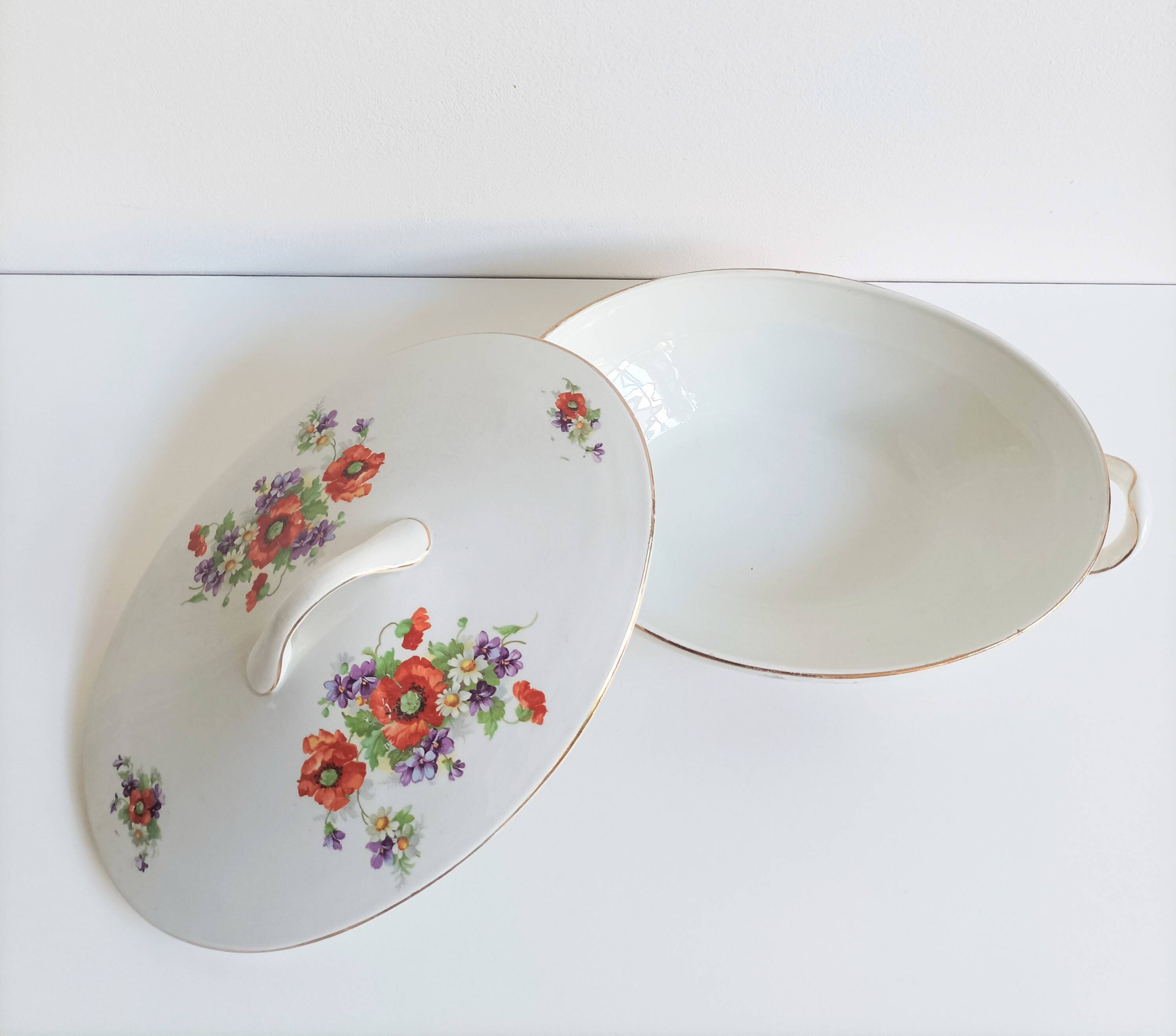 Onnaing earthenware vegetable serving dish