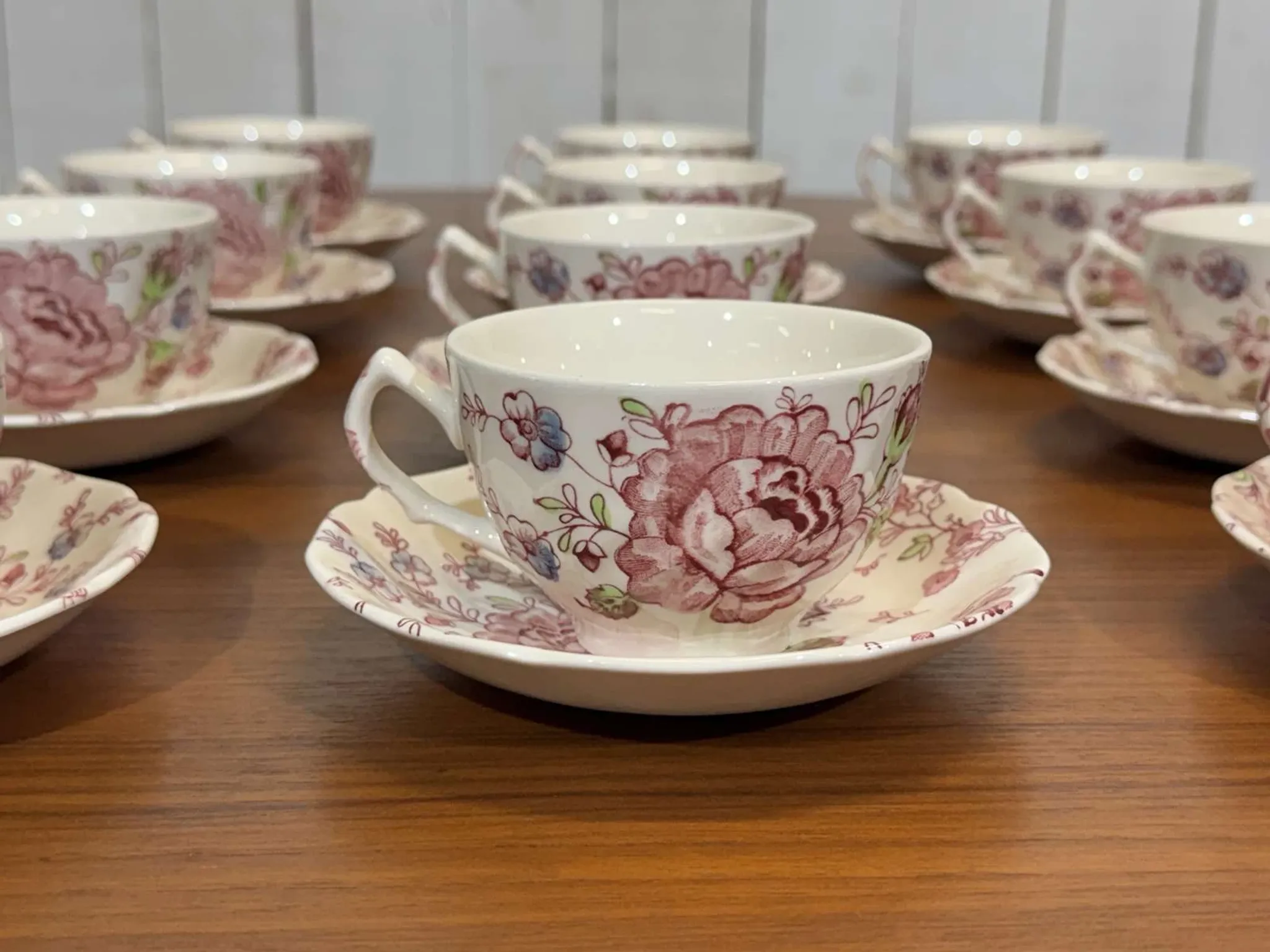 Coffee and tea service for 12 people in English porcelain by Johnson Bros.