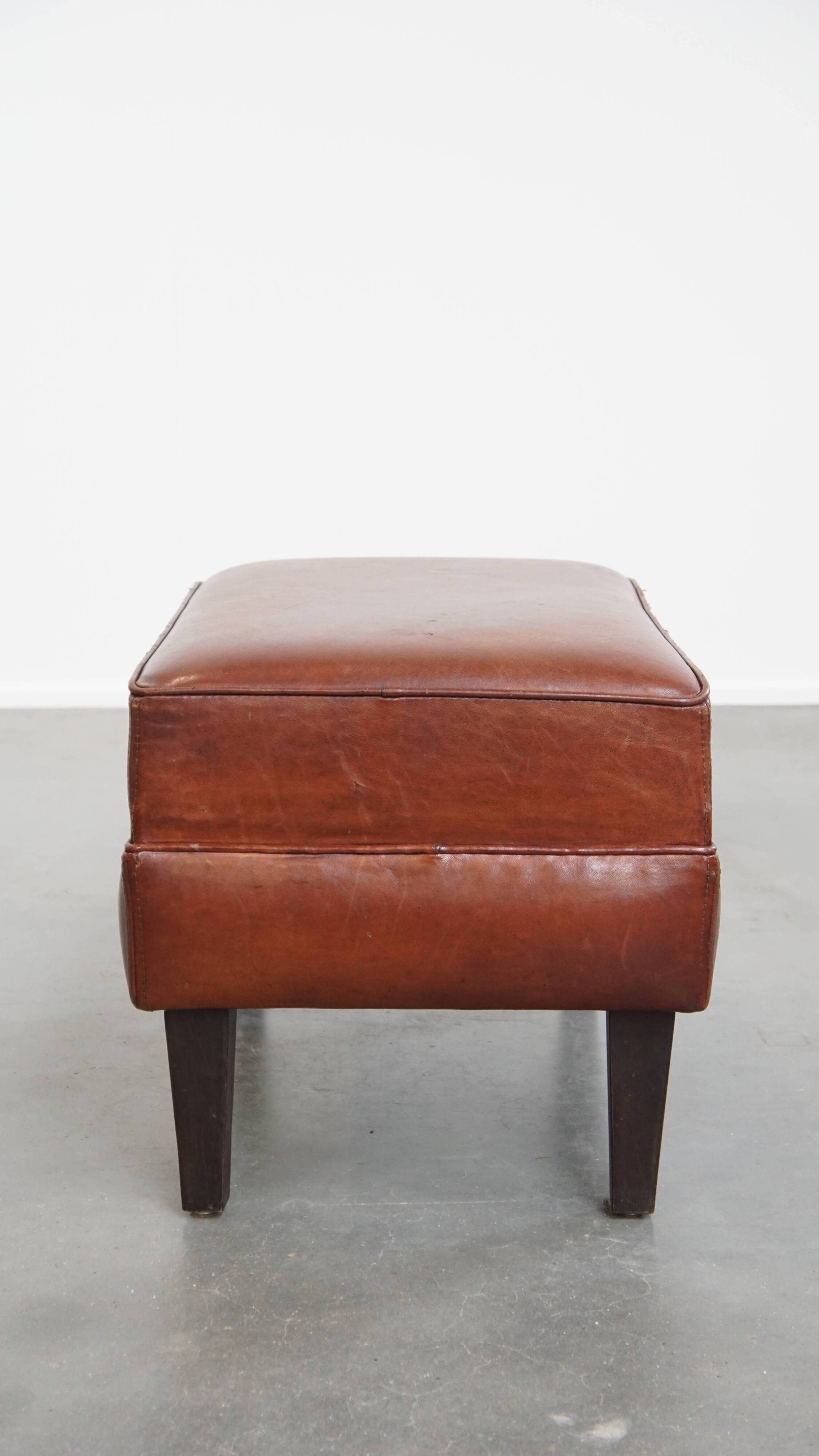 Pouf en cuir de mouton couleur cognac