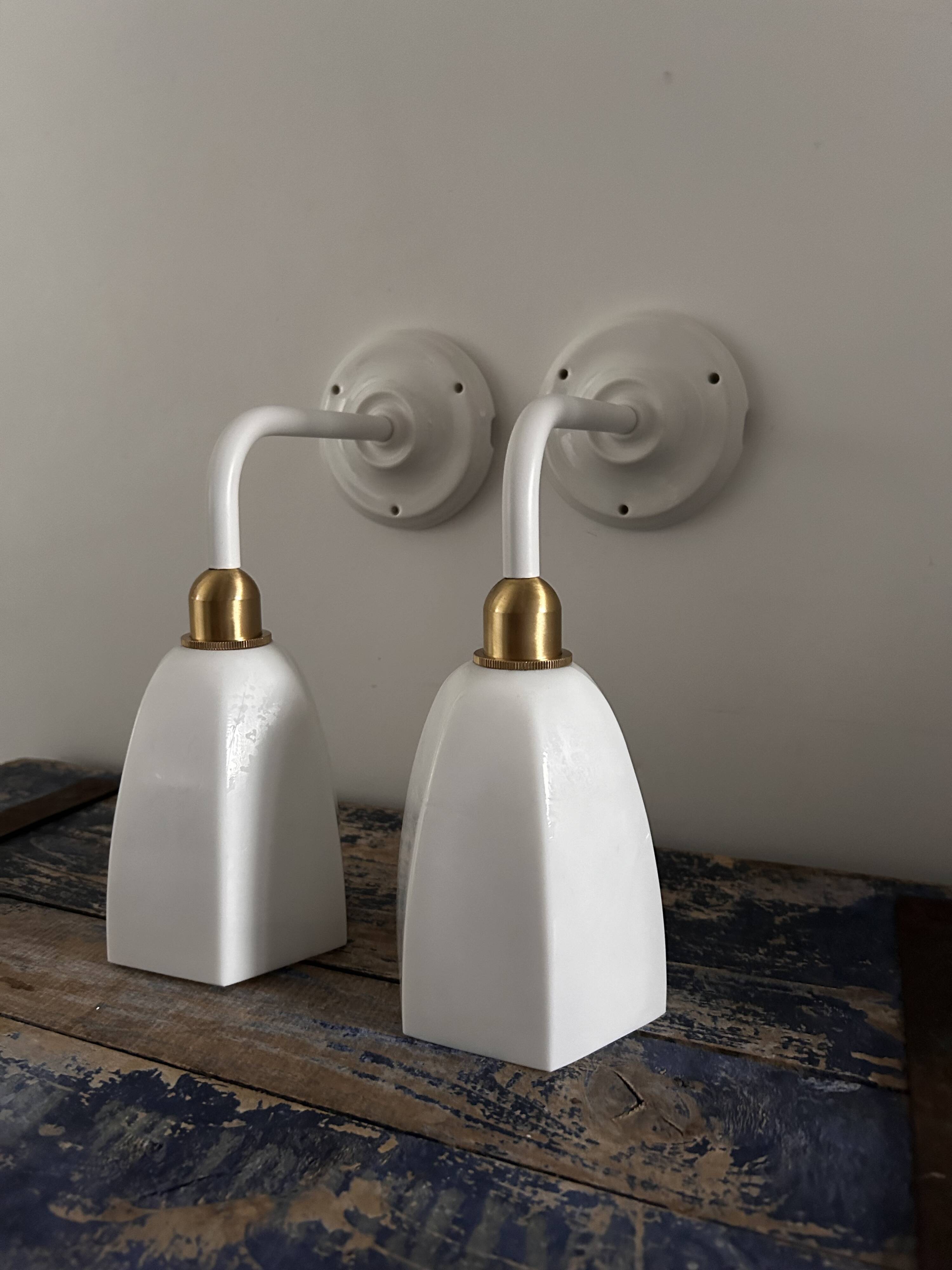 Paire d’appliques blanches en opaline
