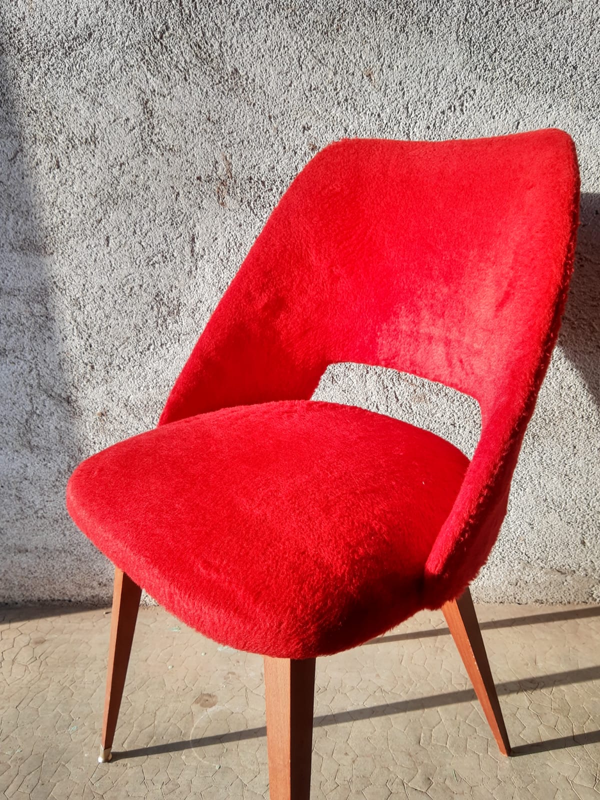 Chaise tonneau en moumoute rouge pieds compas années 60-70