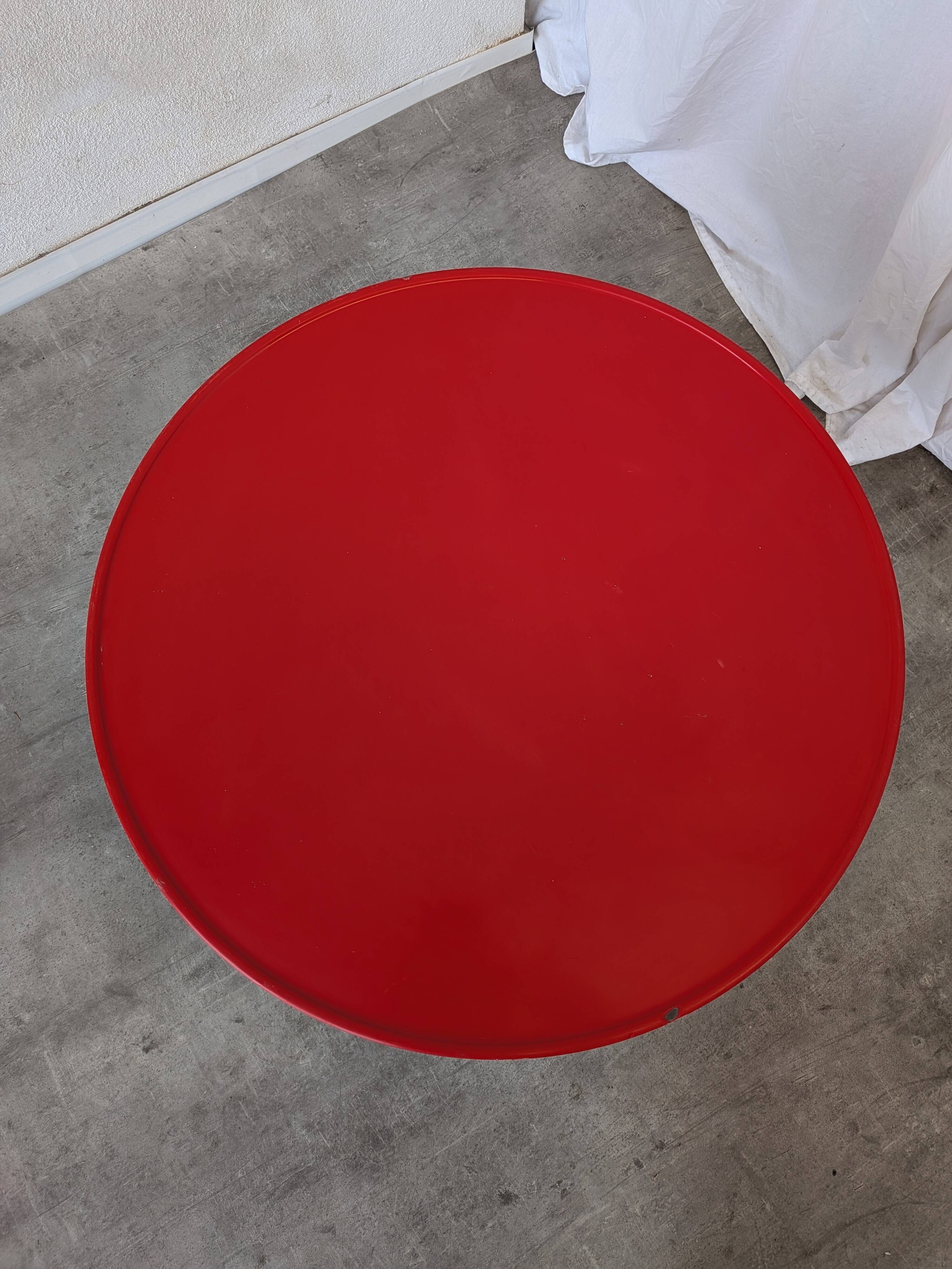 Table vintage en tulipe rouge par Meblo Yougoslavie / Table à piédestal