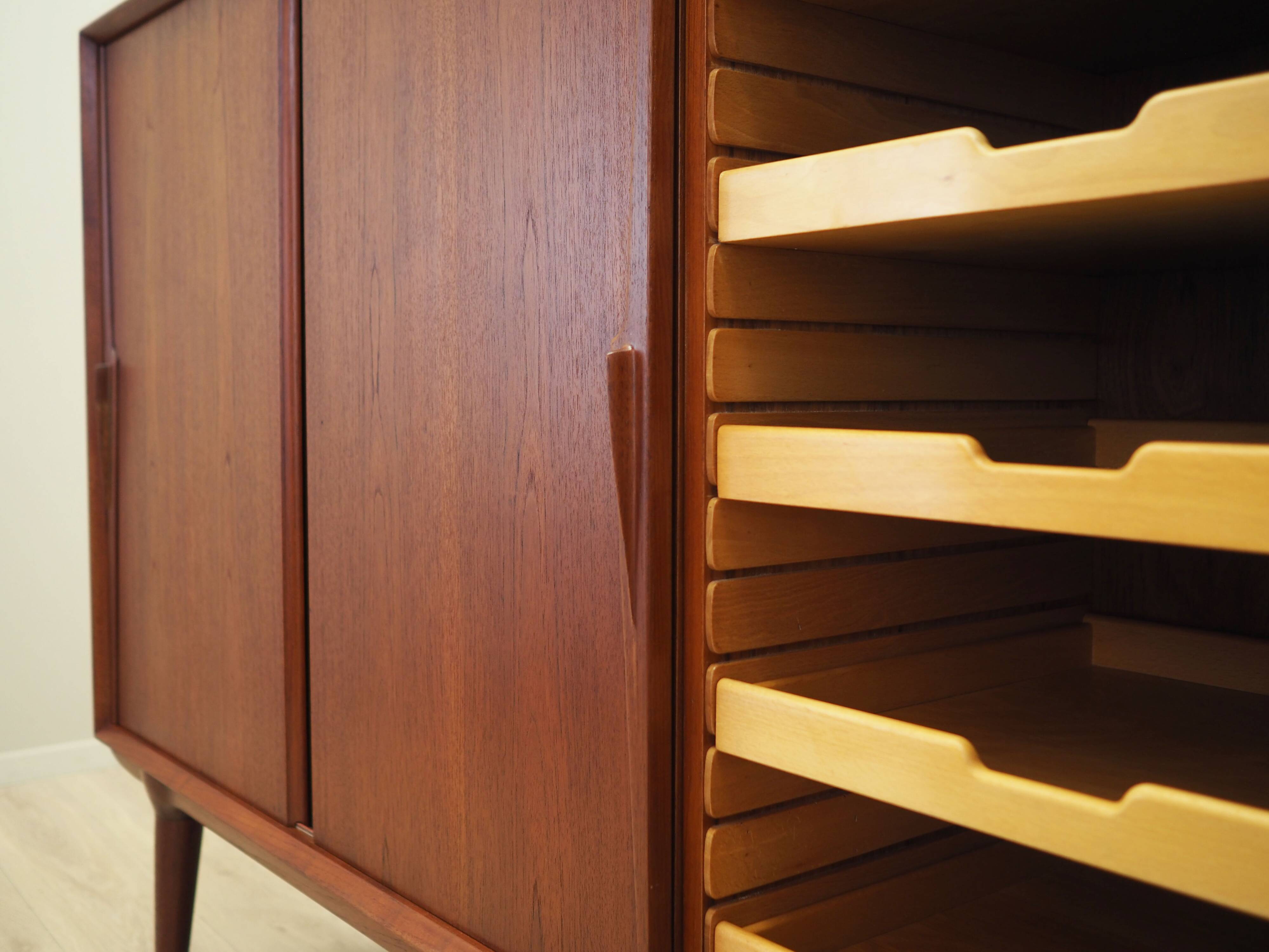 Buffet haut en teck, design danois, années 1970, fabricant : Omann Jun