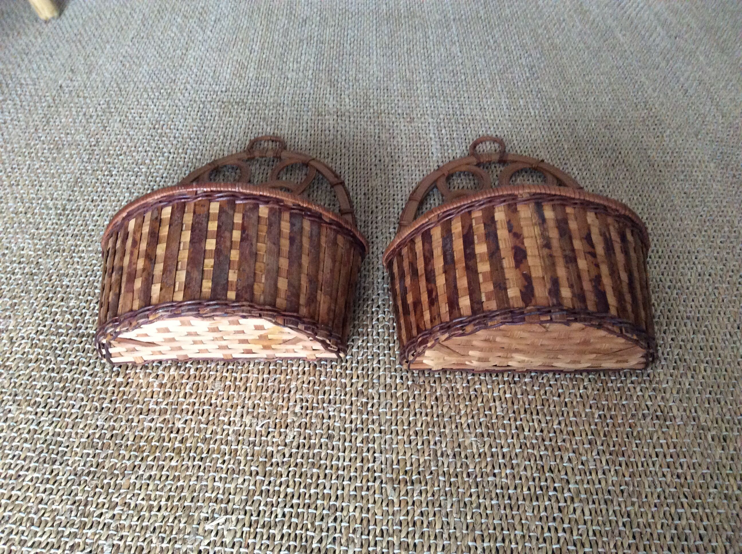 2 baskets to hang on the wall