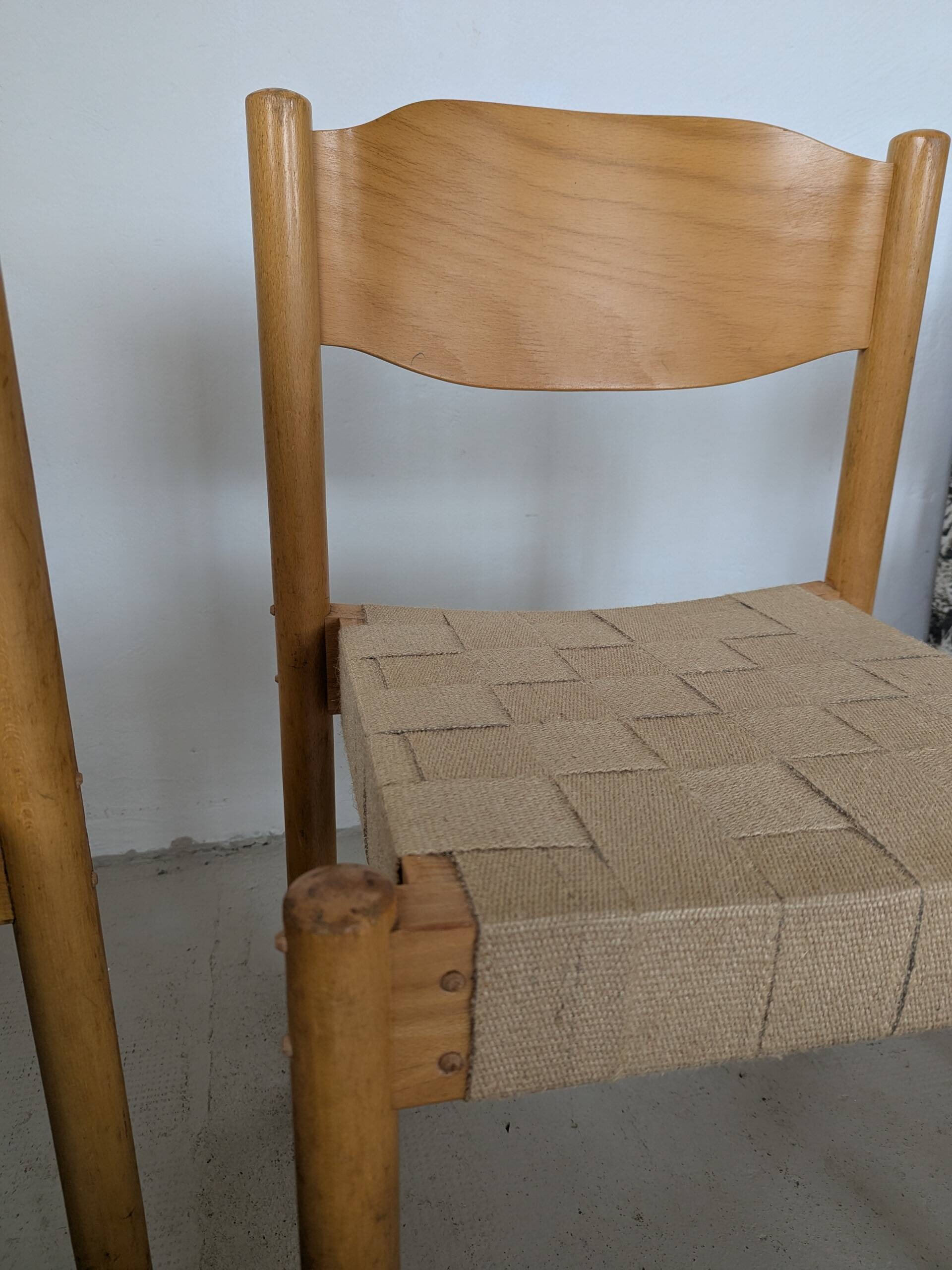 Set of 6 stackable chairs in beech and jute.