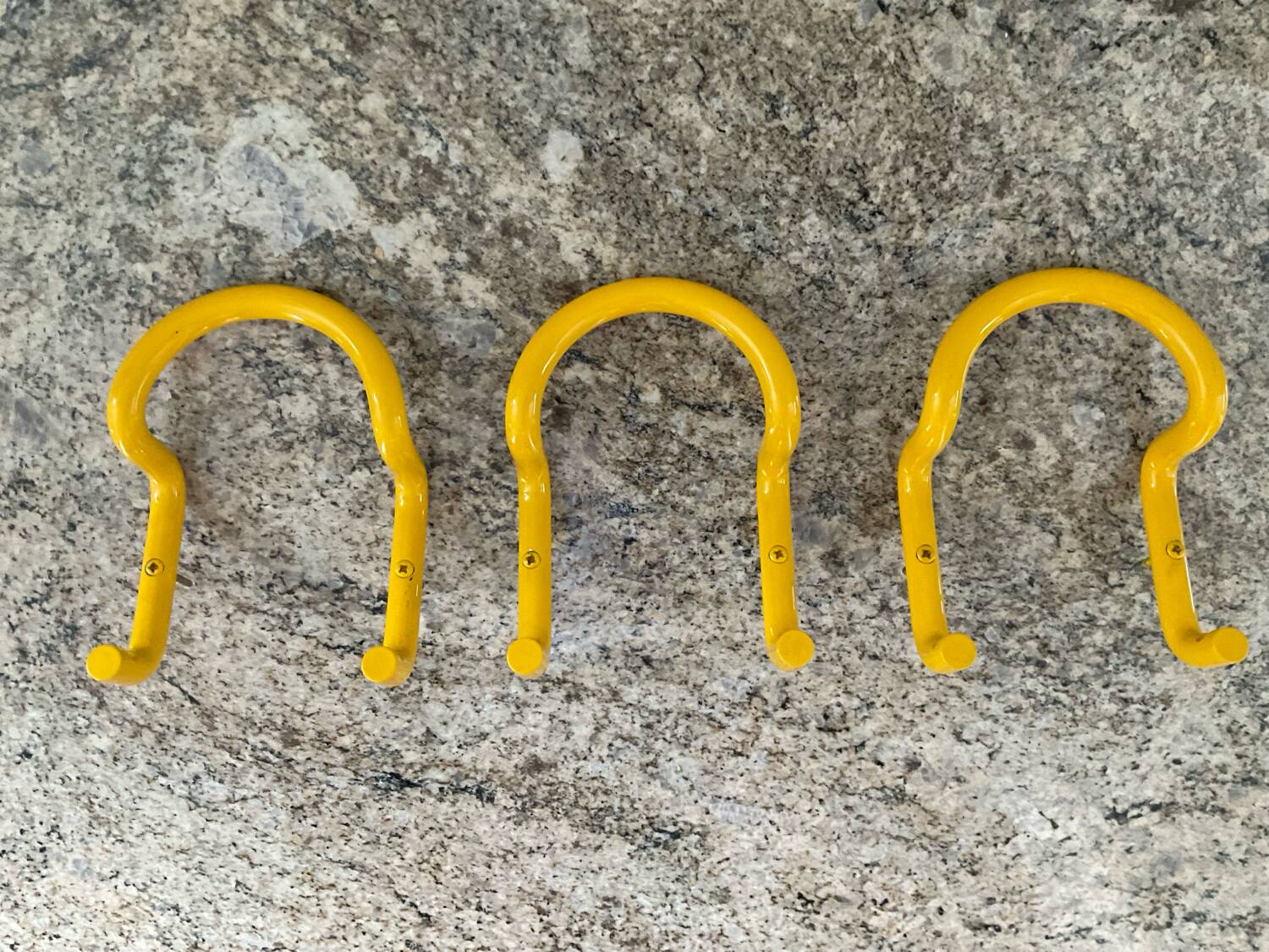 Série de 3 patères « Taka » par Cesar Rota Nodari Acerbis