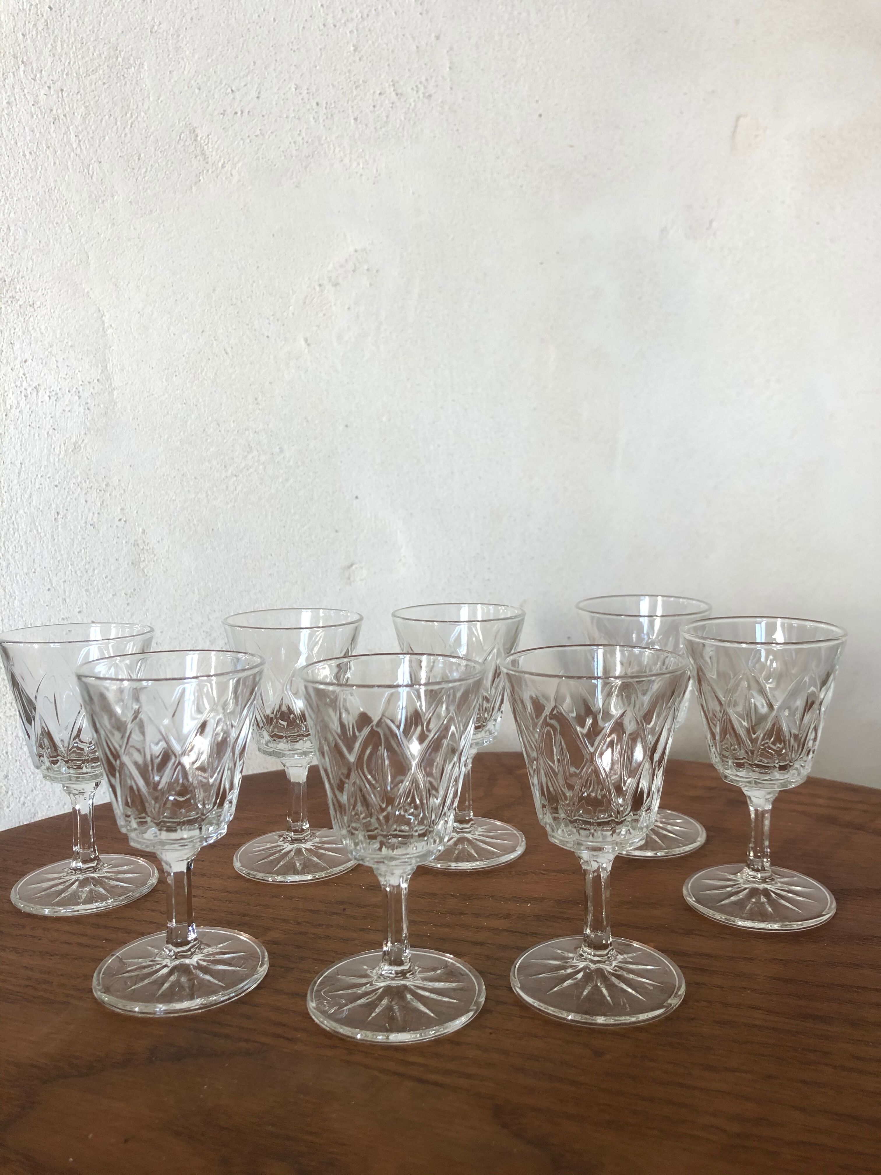 Set of 8 small walking glasses, made of chiseled glass