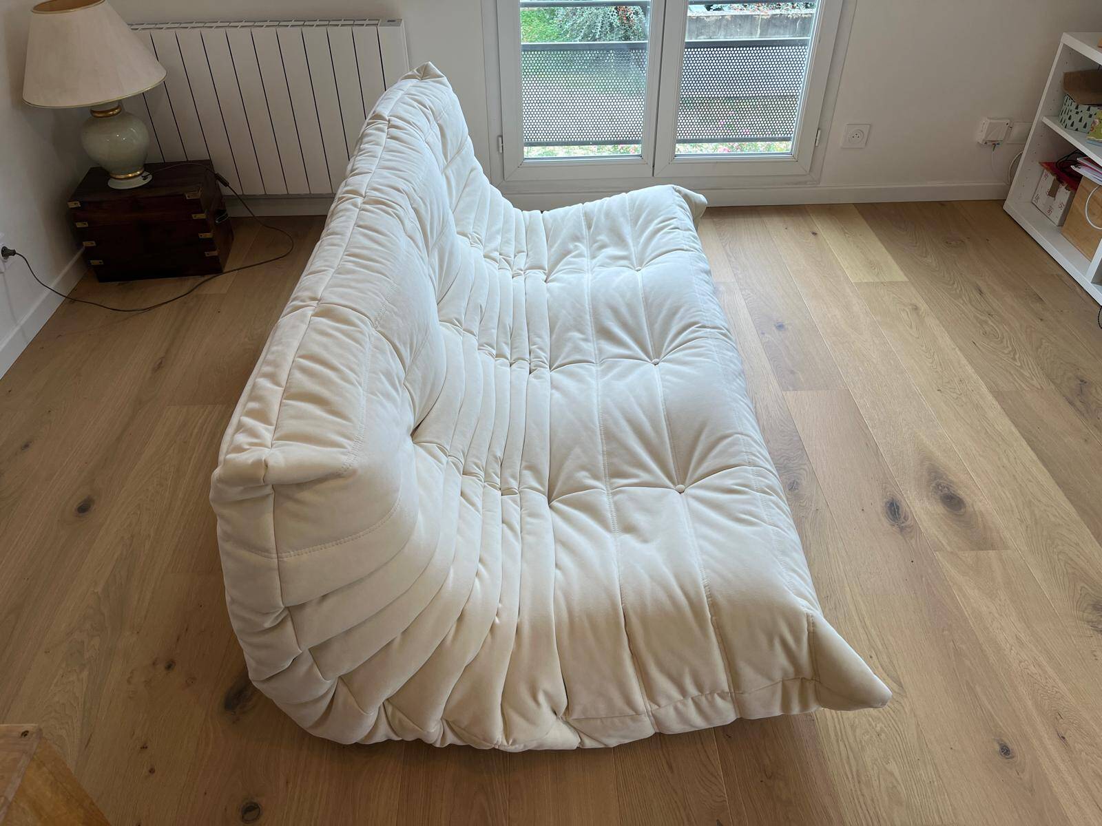 Canapé 3 places Togo Ligne Roset en Alcantara coloris Eggshell