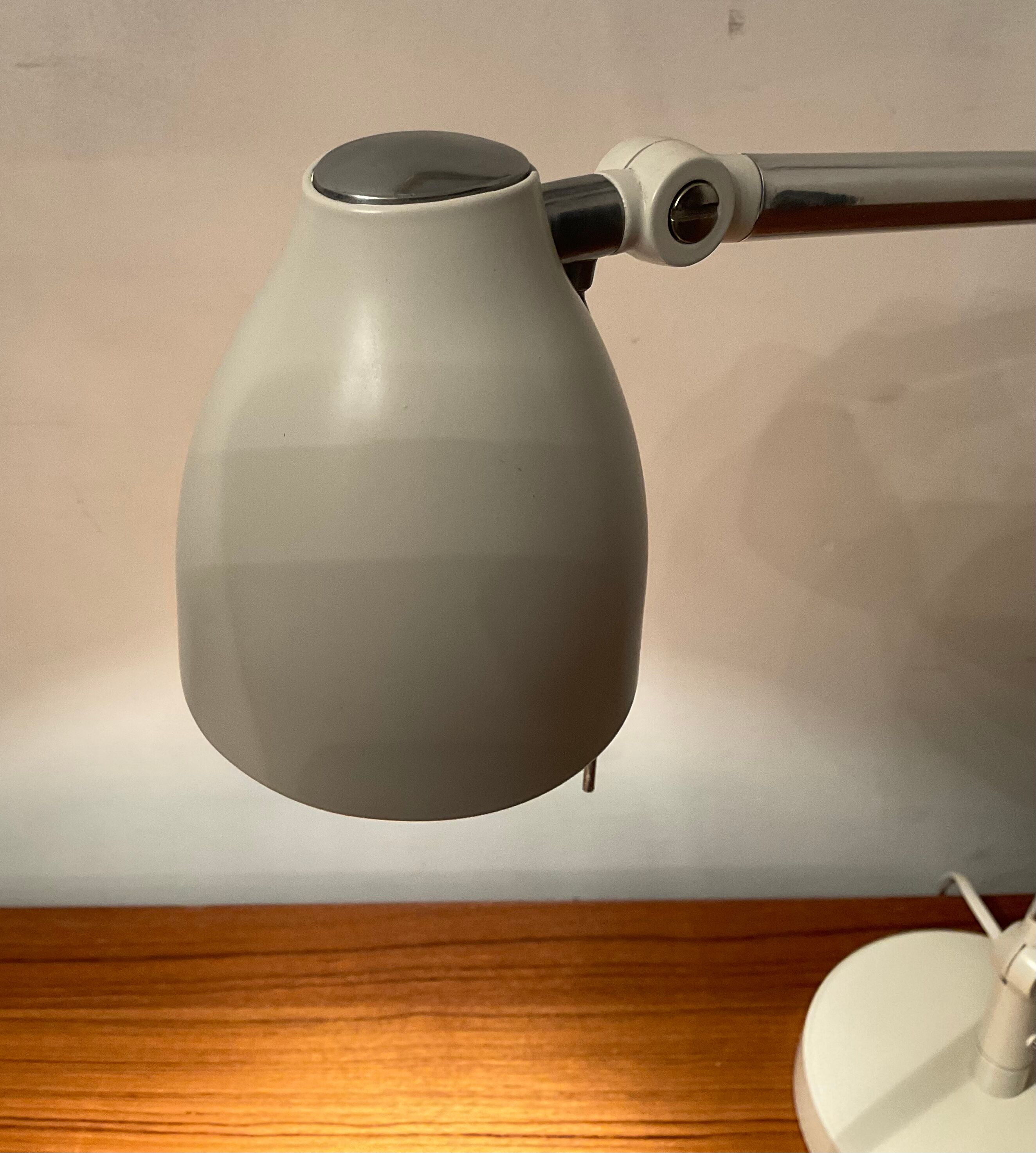 Articulated design desk lamp