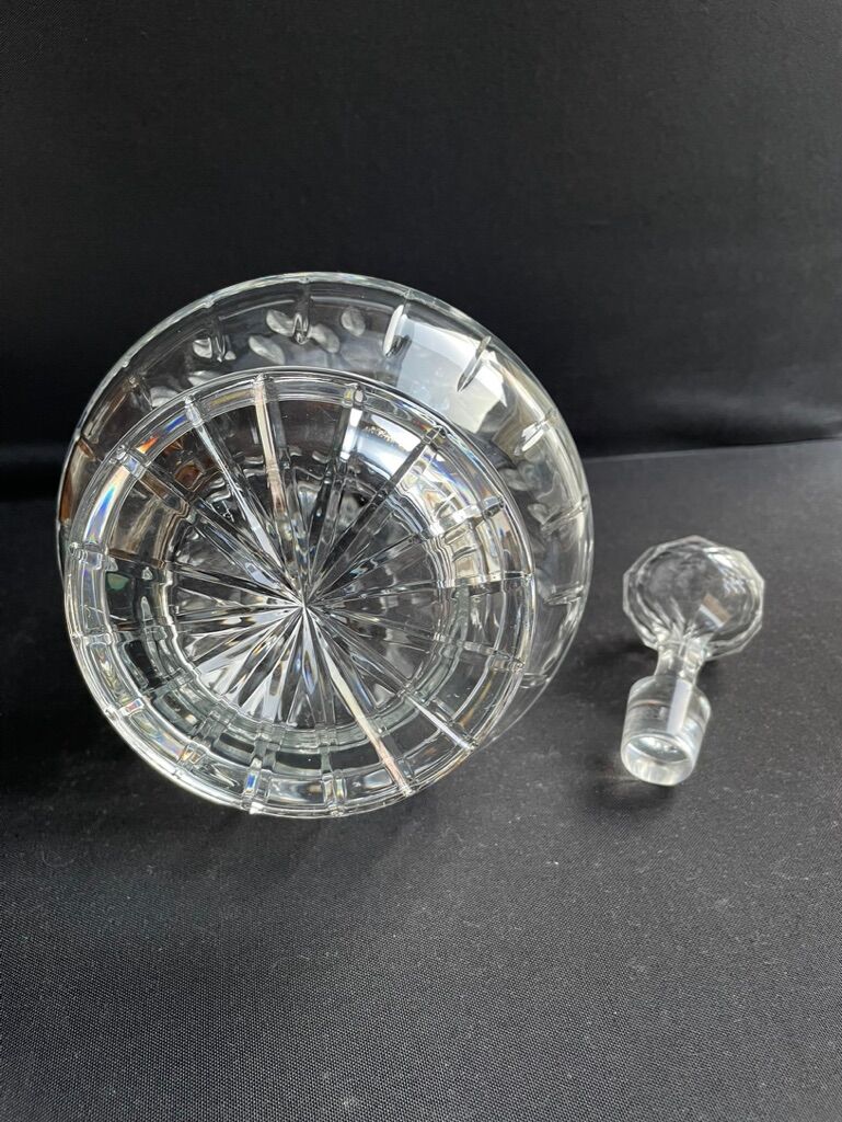 Decanter in blown and cut crystal