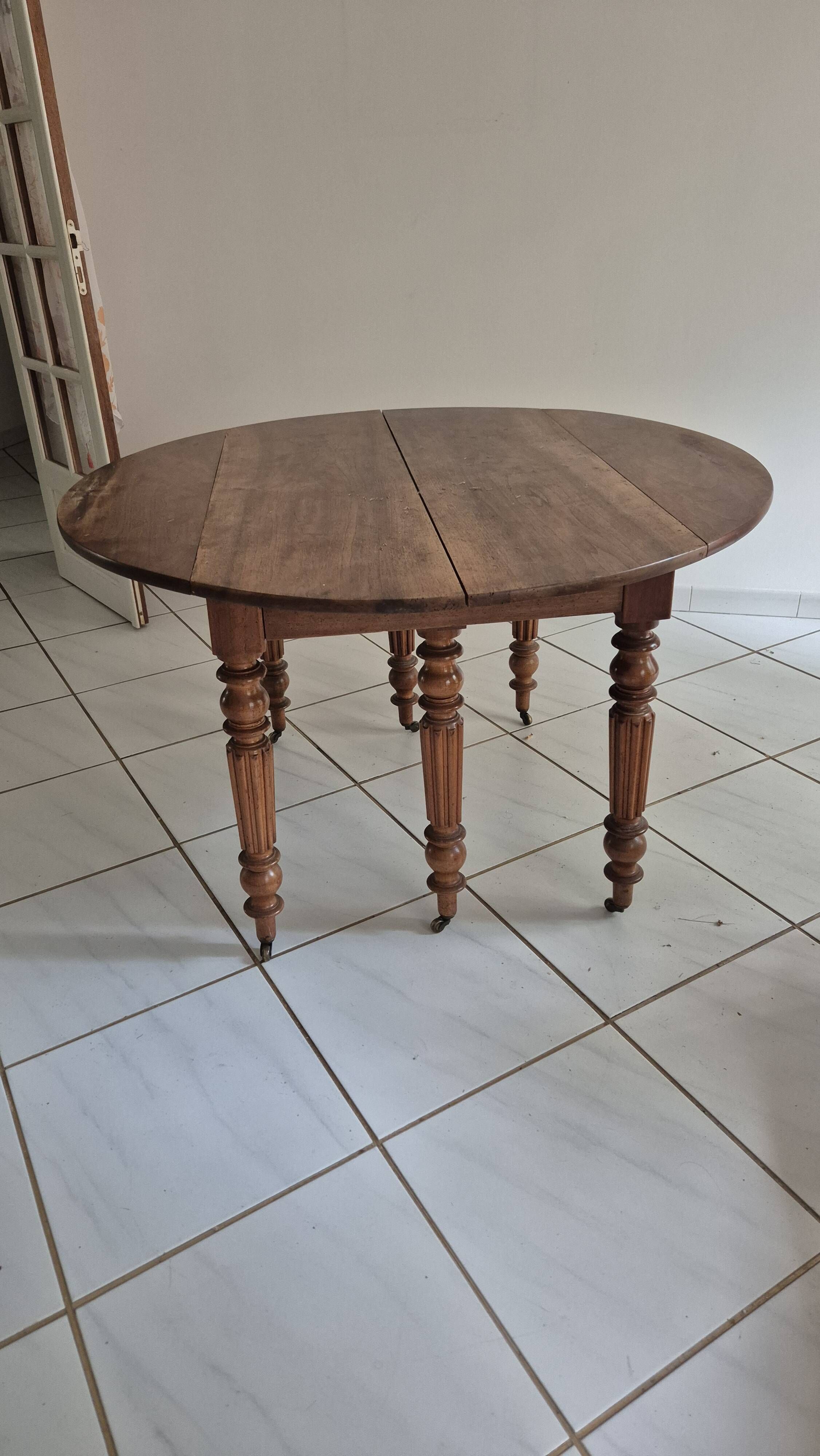 Louis Philippe round table in walnut