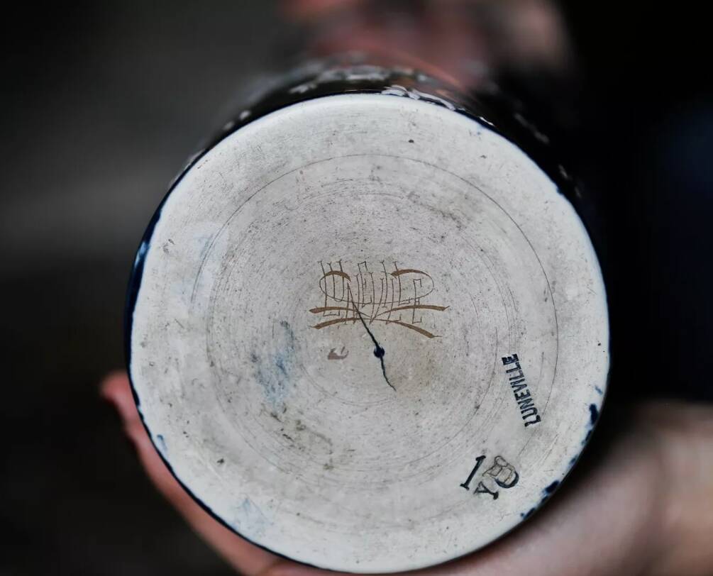 Pair of Art Nouveau vases in Lunéville porcelain - Floral motifs in gilded relief