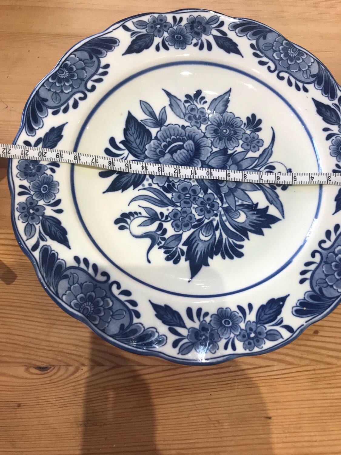 Assiette Delft à décor de fleurs