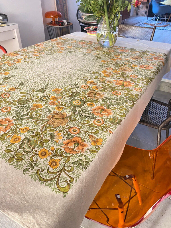 Rectangular tablecloth with vintage orange flowers