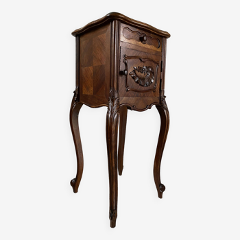 Table de chevet / table de nuit en bois de placage, mouluré et sculpté de feuillage Style Louis XV