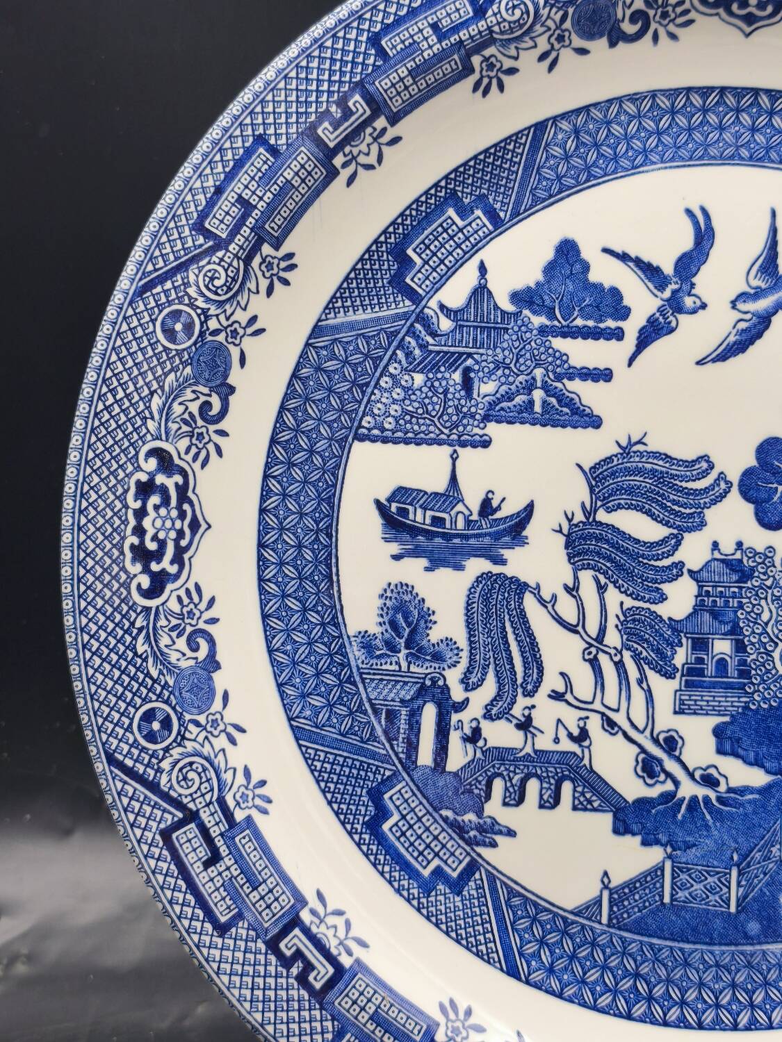 Large blue and white English plate – Chinoiserie decoration – Churchill Home
