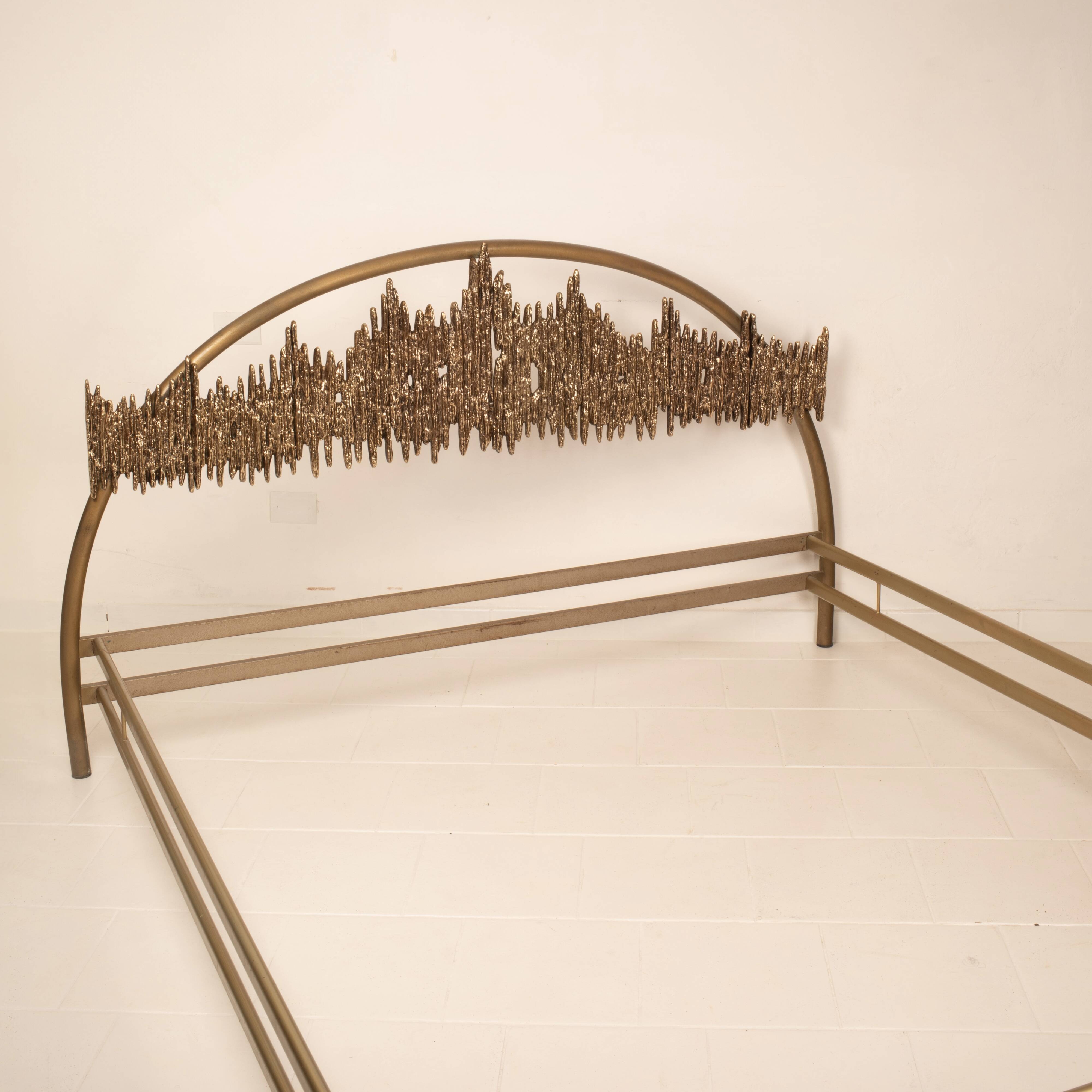 Aurora frame bed by Luciano Frigerio for Frigerio di Desio 1970