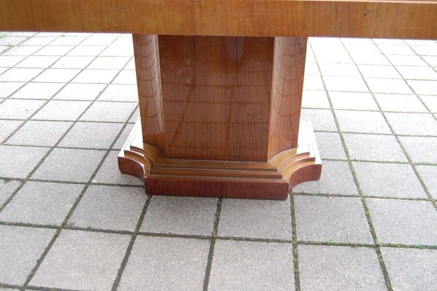 Art Deco table in moiré mahogany from the 1930s.