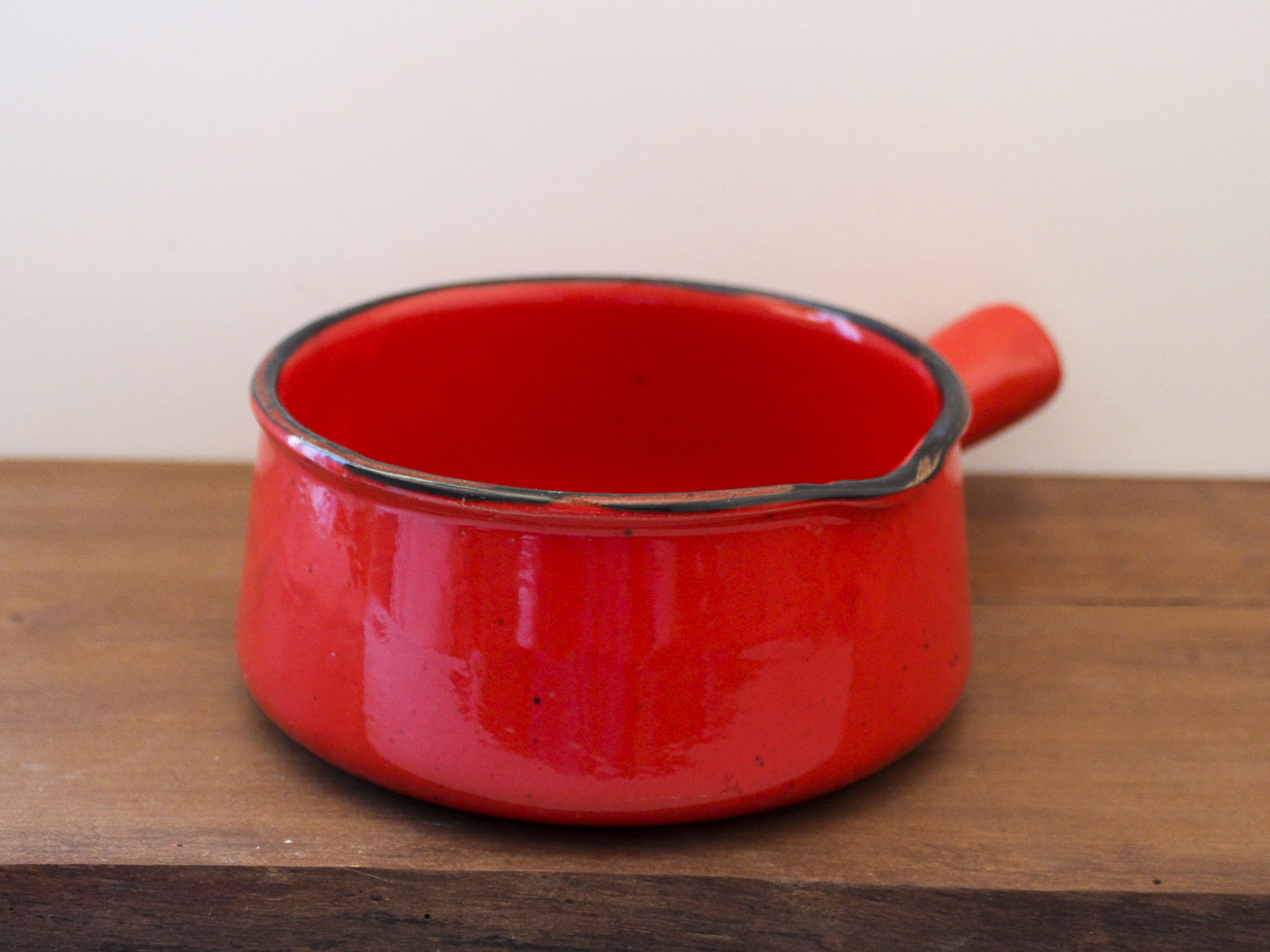 Vintage poelon in bright red glazed ceramic