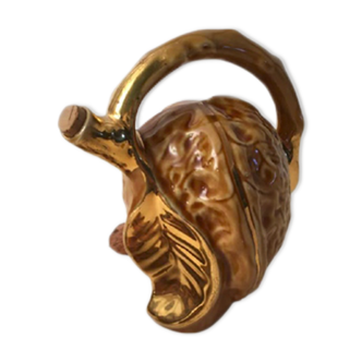 Carafe à liqueur en forme de noix des années 50. Barbotine avec dorures. Bouchon en liège