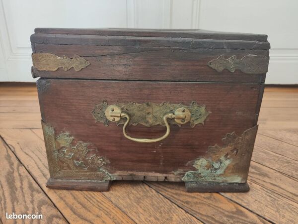 Coffre de mariage indien ancien en bois orné de plaque en laiton ciselé. Inde fin XIXe/début XXe