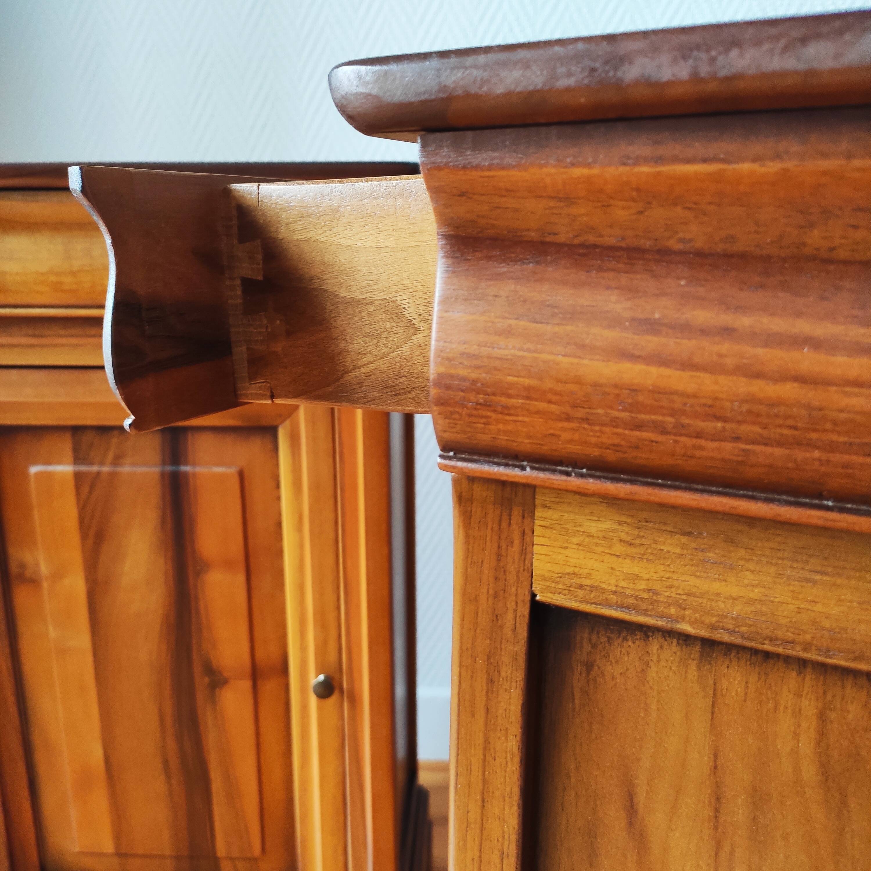 Paire de tables de nuit — style classique, inspiration Louis-Philippe