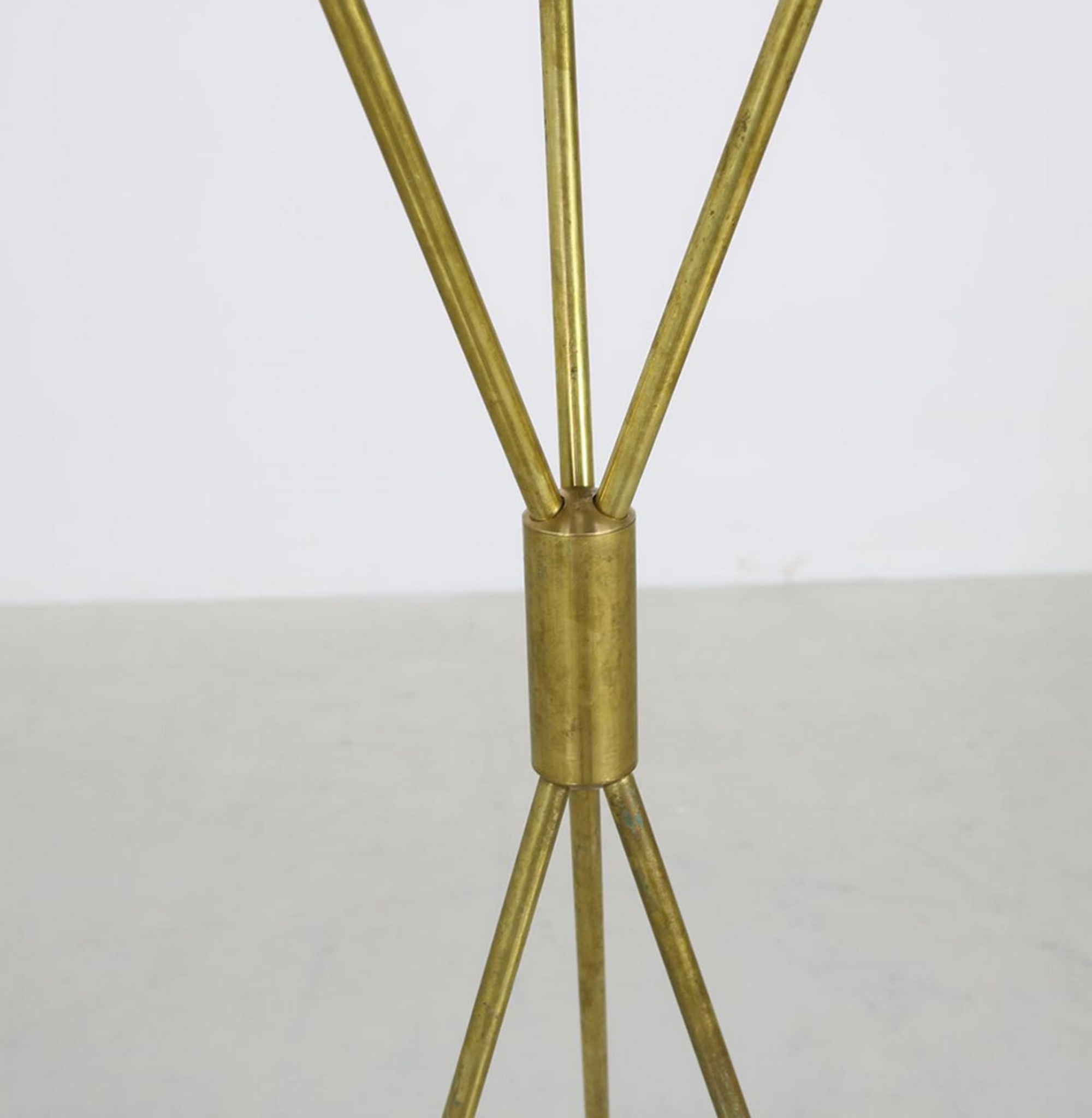 Tripod italian white lamppost