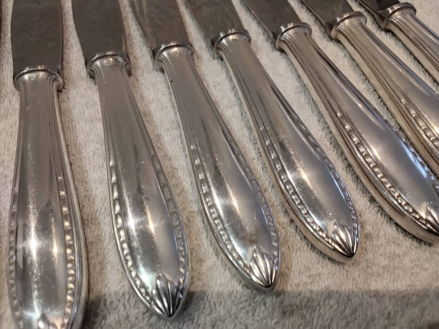 12 silver-plated metal table knives by Christofle Albatros, 24.7 cm.