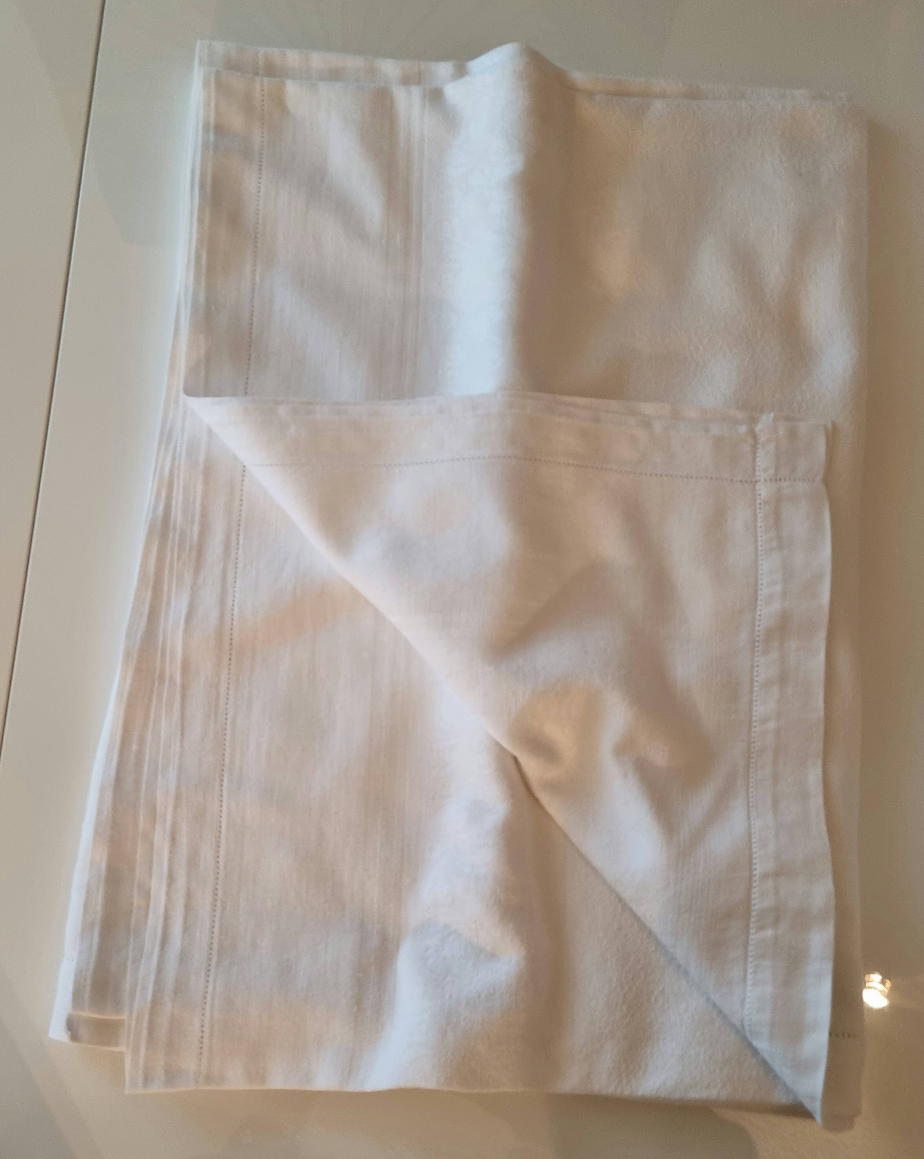Tablecloth 8 towels