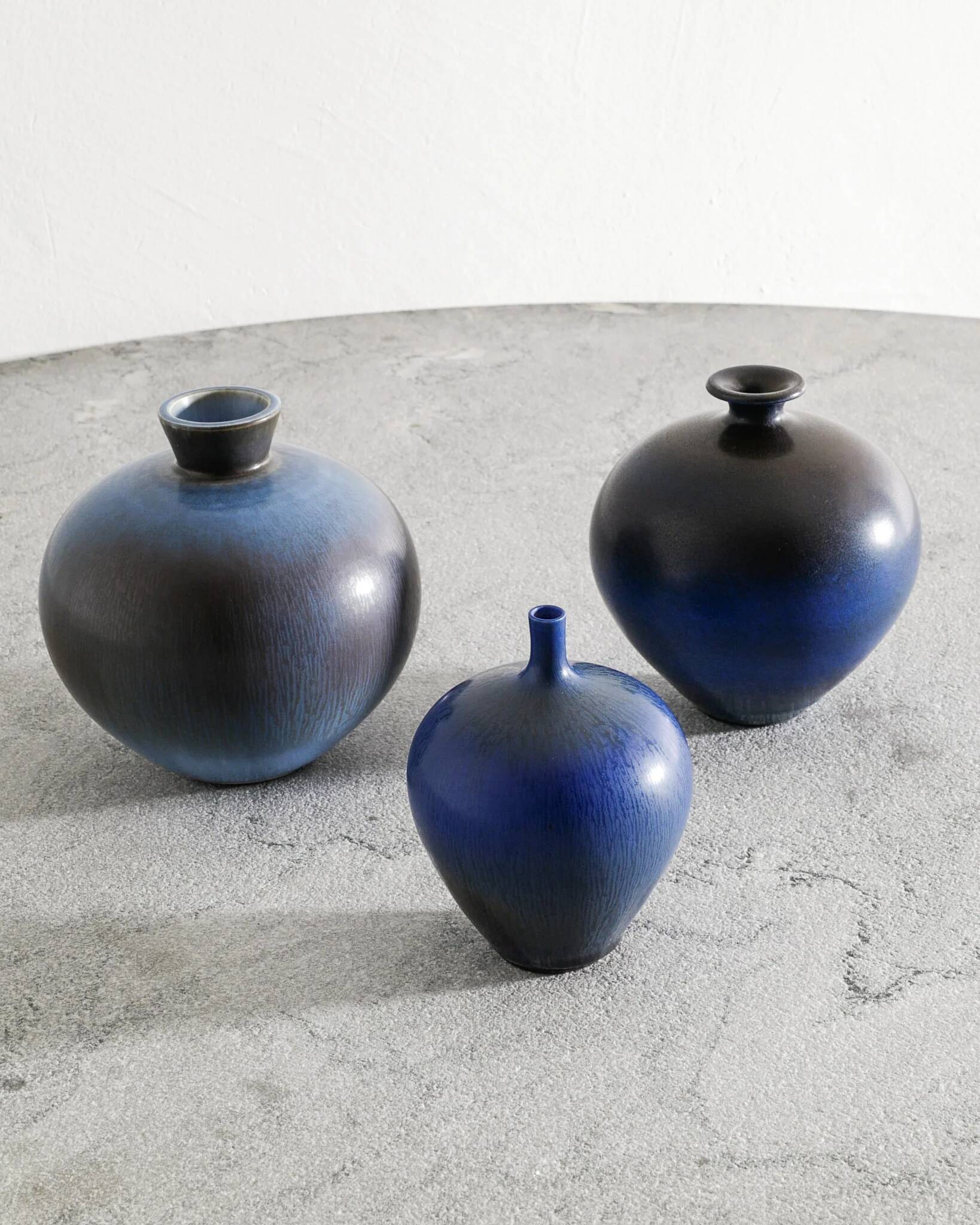 Ensemble de trois vases en céramique suédois du milieu du siècle par Berndt Friberg, années 1970.