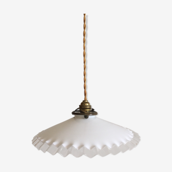 White opaline suspension with jagged edges
