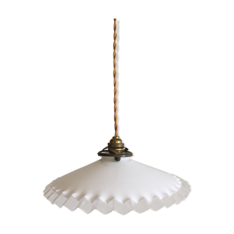 White opaline suspension with jagged edges