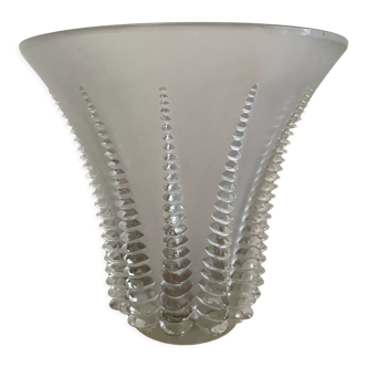 Vintage René Lalique vase from 1936, Font Romeu, in white satin and polished glass