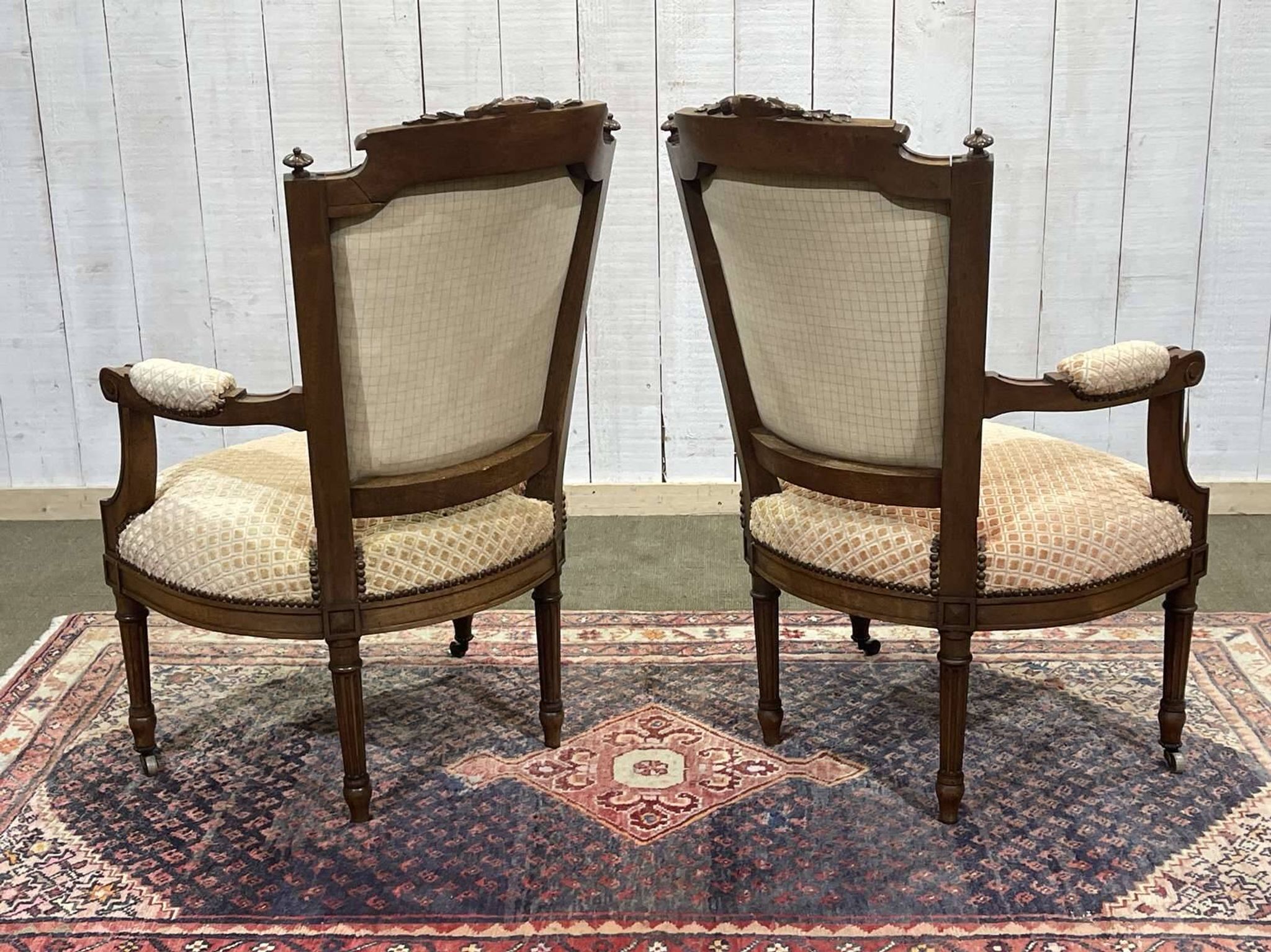 Paire de fauteuils Louis XVI début XXème en noyer