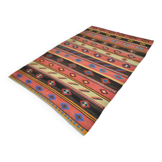 Tapis Kilim bleu et rouge 6x9, moderne, style milieu du siècle, en laine, 175x261 cm