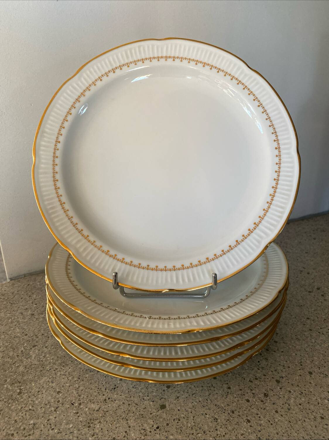 6 fine porcelain dinner plates with gold frieze
