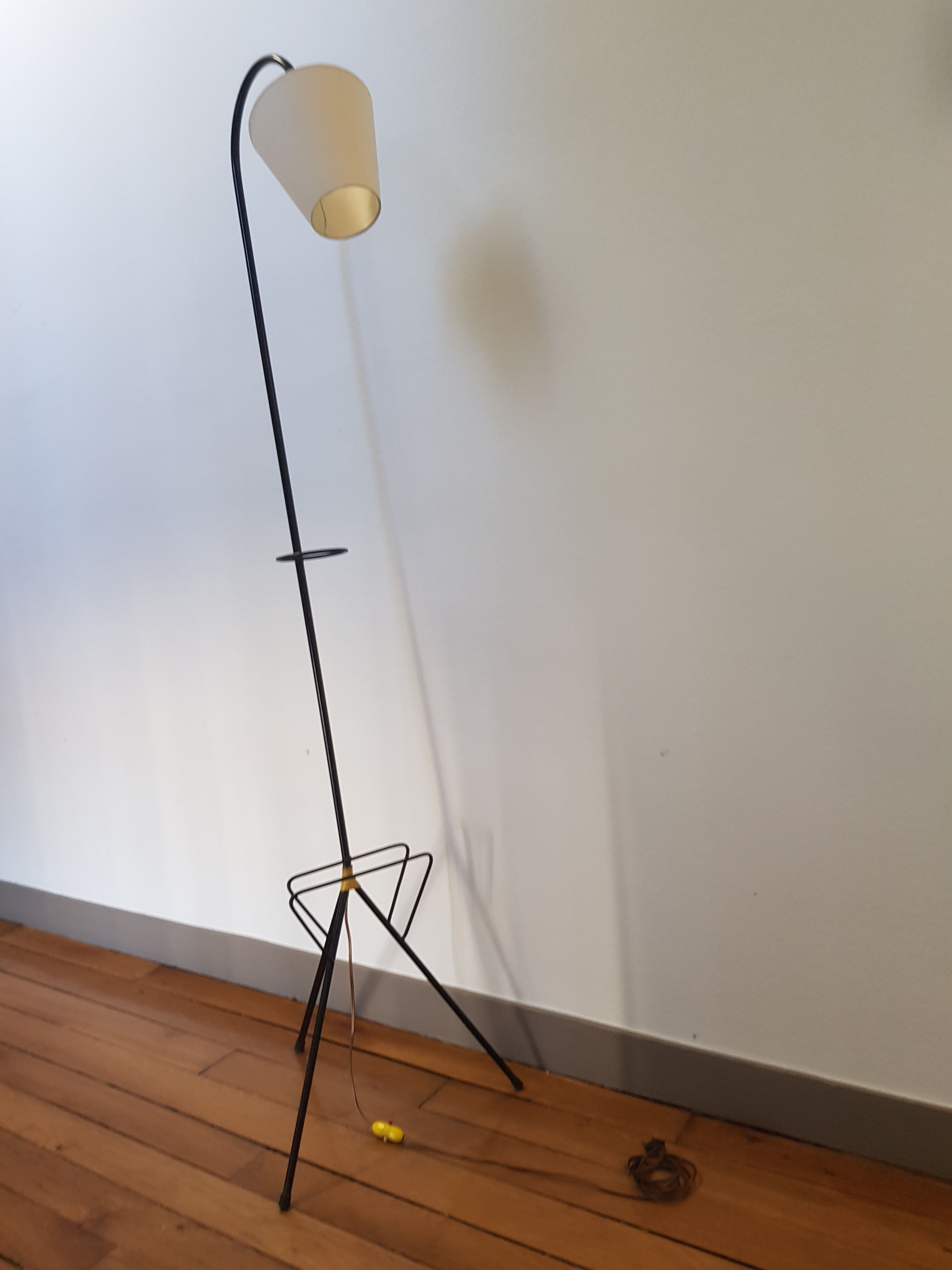 Tripod lamp