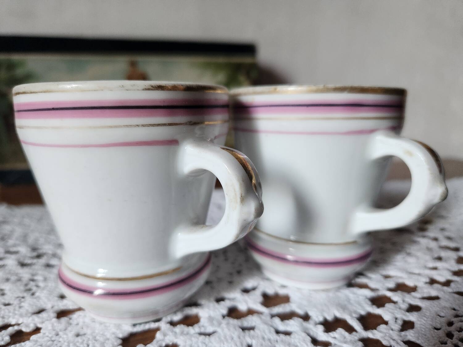 2 tasses à café Brulot de barware lourd taille demi-tasse de la fin des années 1800. Ustensiles blancs expresso Kitchenalia. Bistrot français rustique