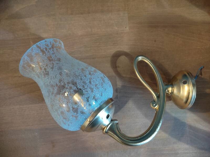 Wall light with golden metal tulip support, pockmarked glass