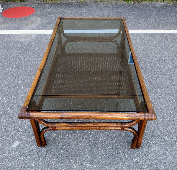Table basse en bambou cannage et verre fumé