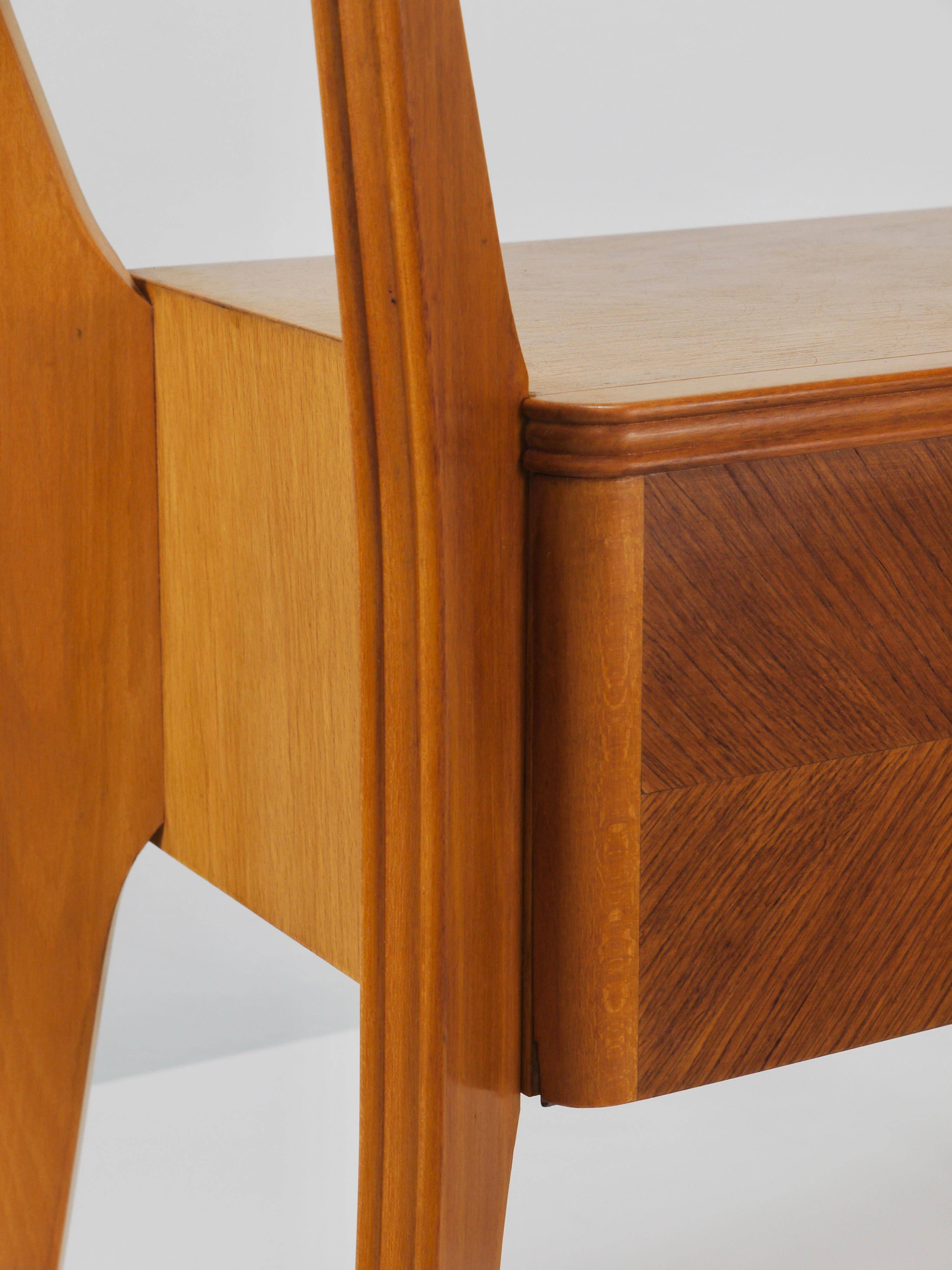 Gio Ponti bedside table in maple and walnut, La Permanente Mobili Cantù, 1940s