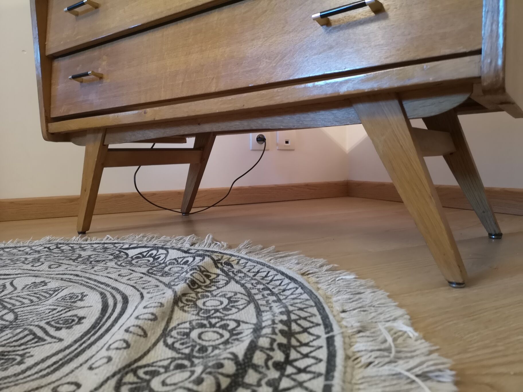 Commode scandinave pieds compas