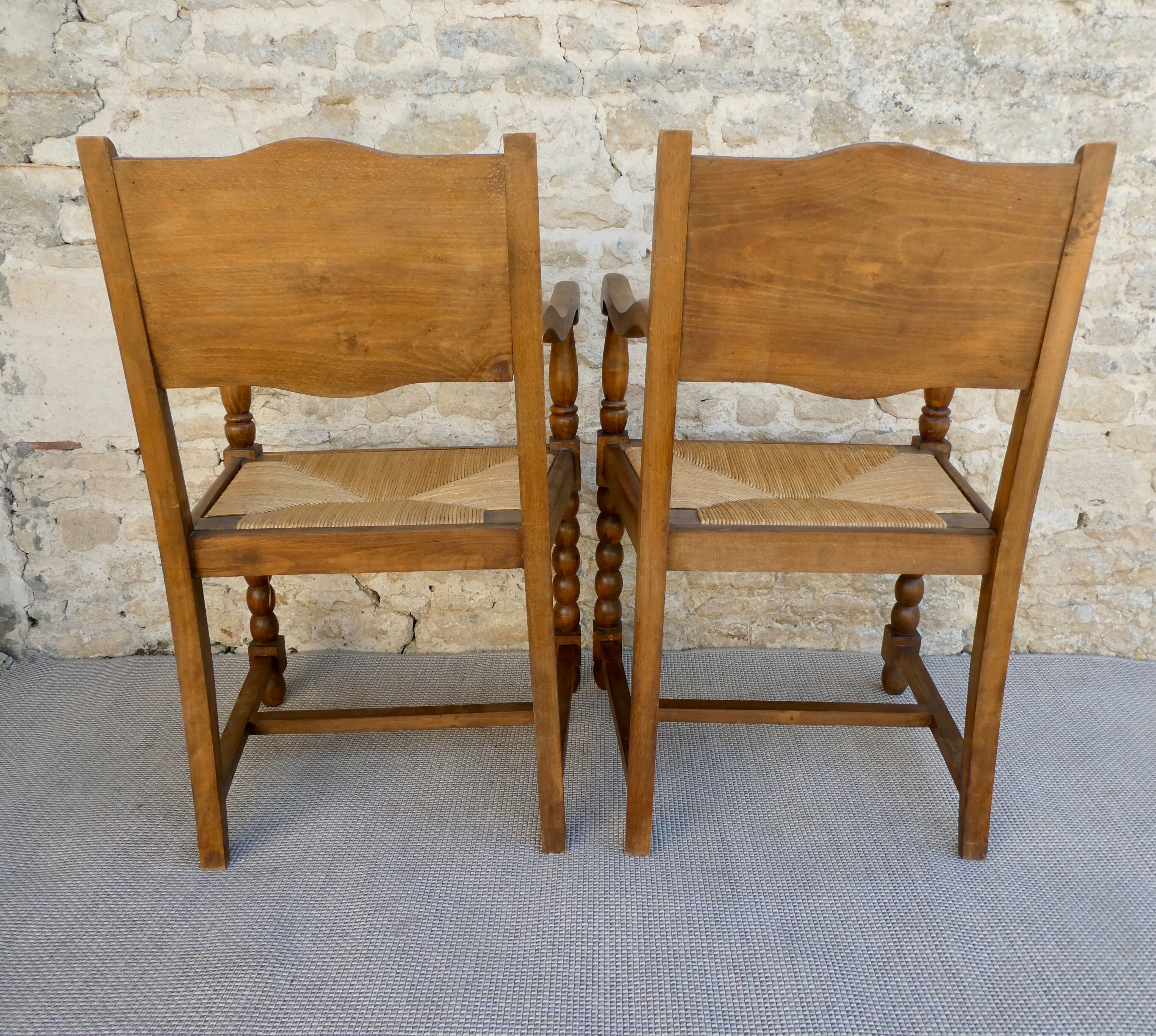 Paire de fauteuils néo-basques, en bois et assise paillée