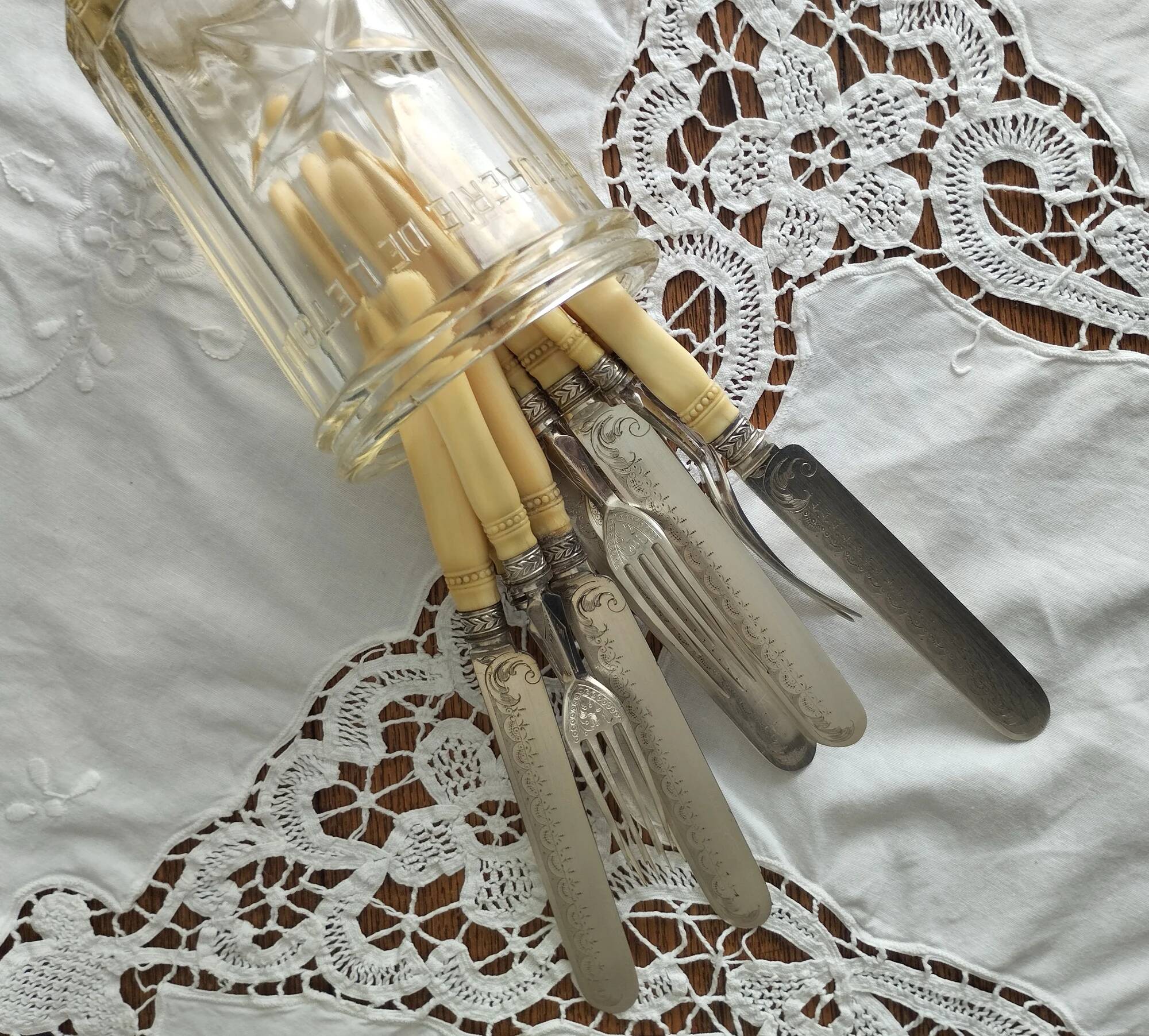 Silver-plated metal dessert cutlery in English Art Deco style