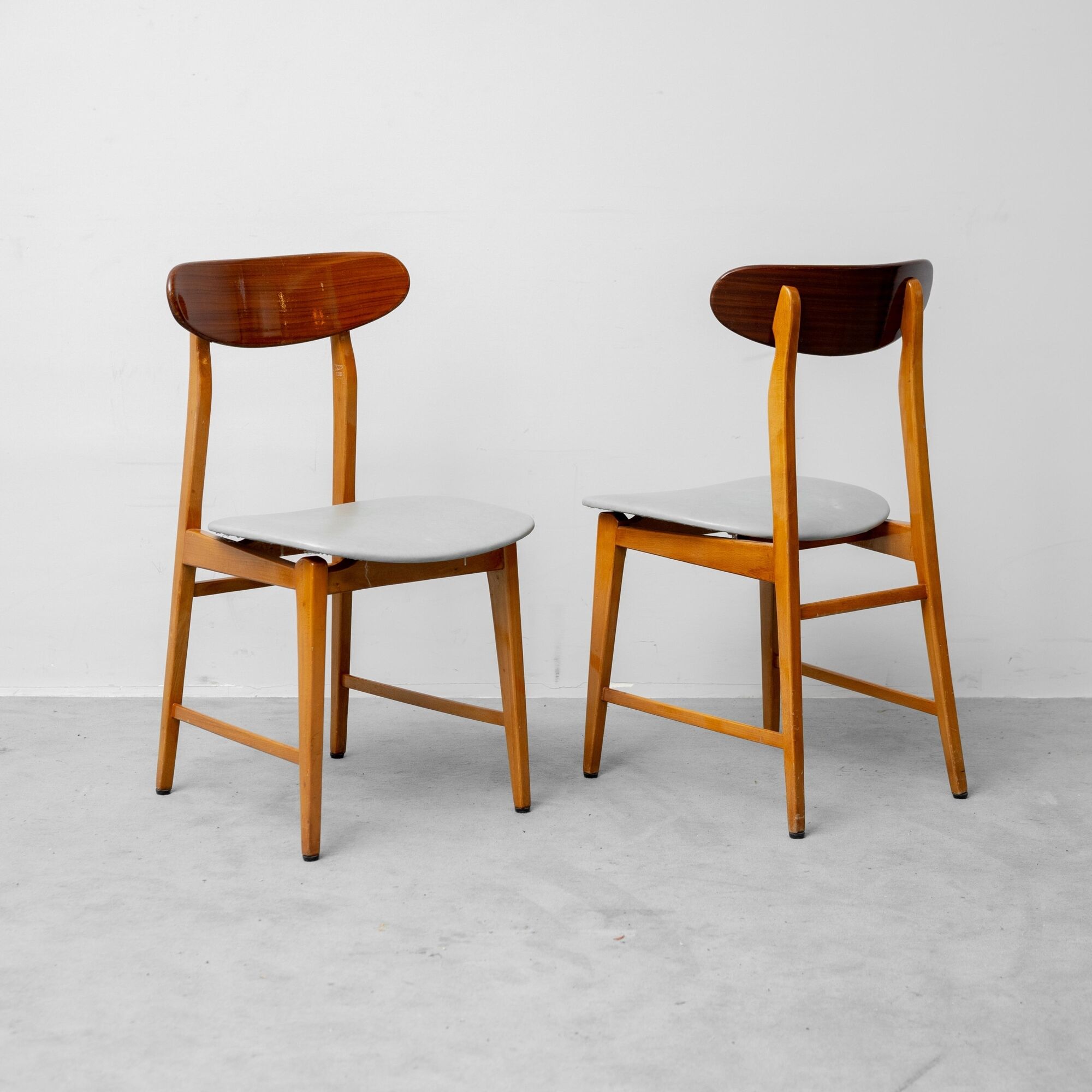 Vintage dining table set with 6 wooden chairs from the 1960s modernism