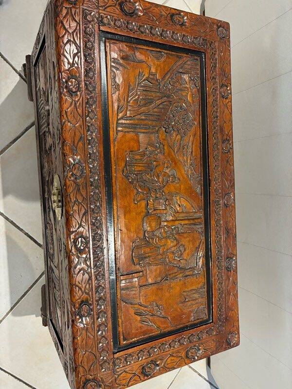 Coffre en bois sculpté