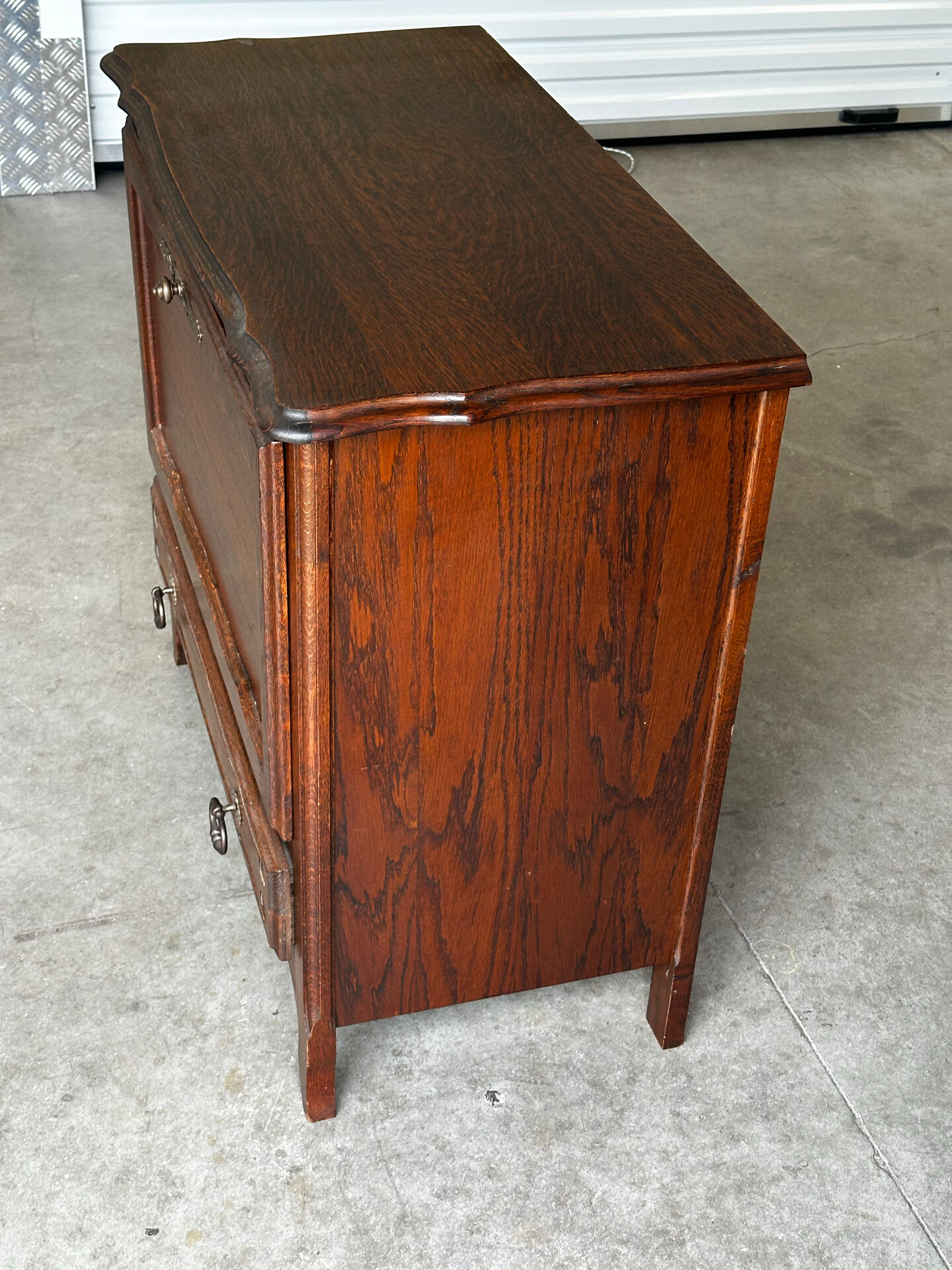Petite commode en chêne à abattant – Mid-Century